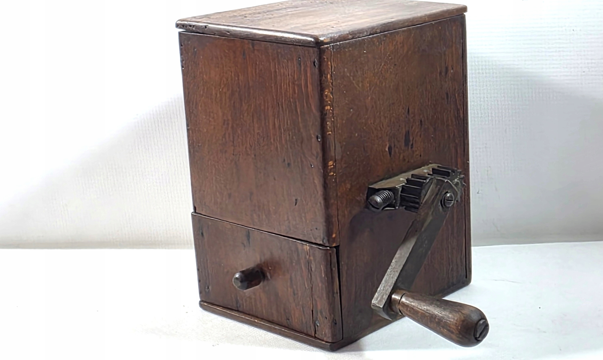 STARY DREWNIANY MASYWNY MŁYNEK 2,5KG WYS.22CM