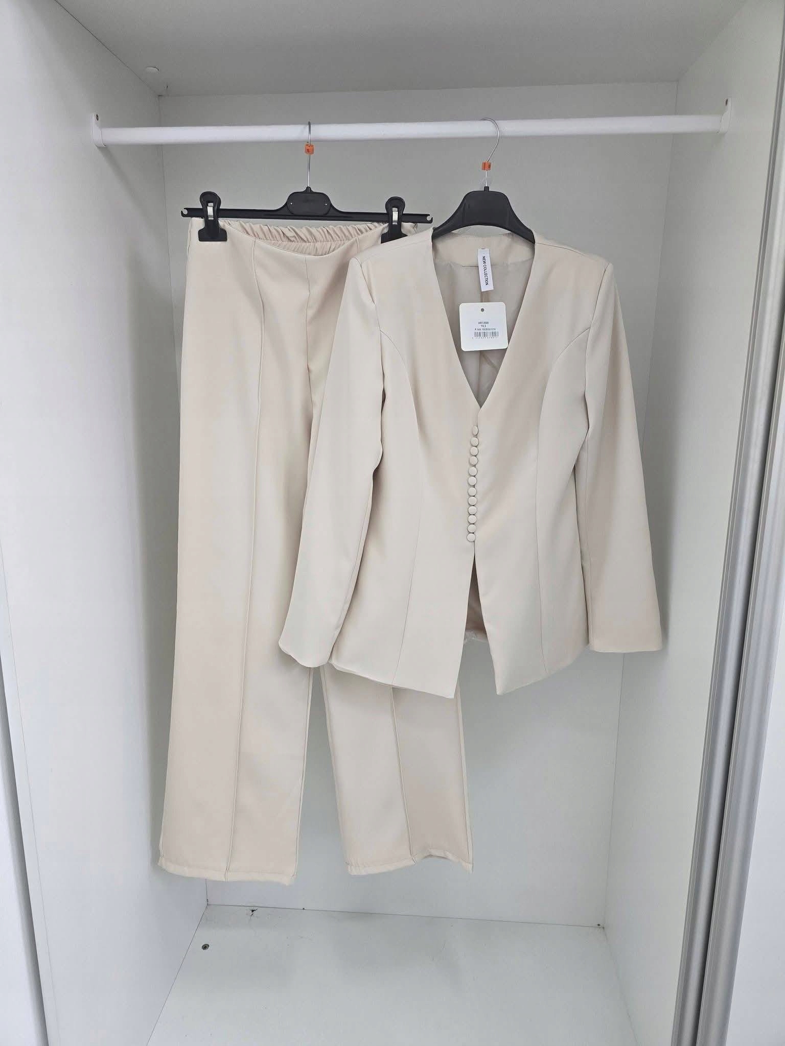 Elegantní dámský komplet s vypasovaným sakem, béžová barva, velikost L