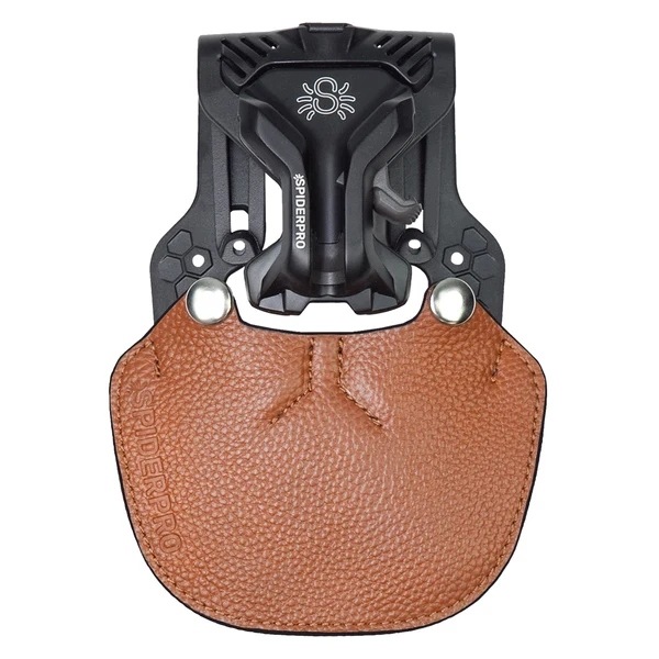 Držák SpiderPro v3 s klipem a hnědou podložkou připevněnou k opasku