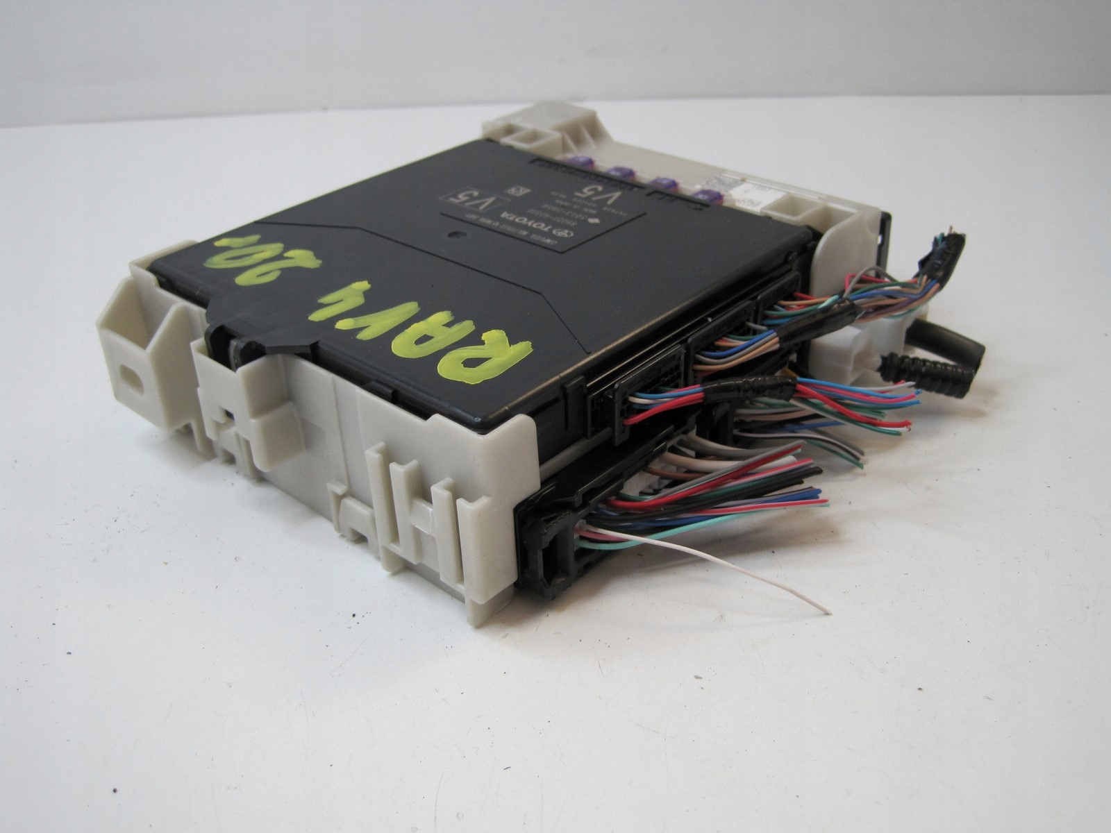 Moduł skrzynka bezpieczników BSI Toyota RAV4 82730-42890-A 89221-42330