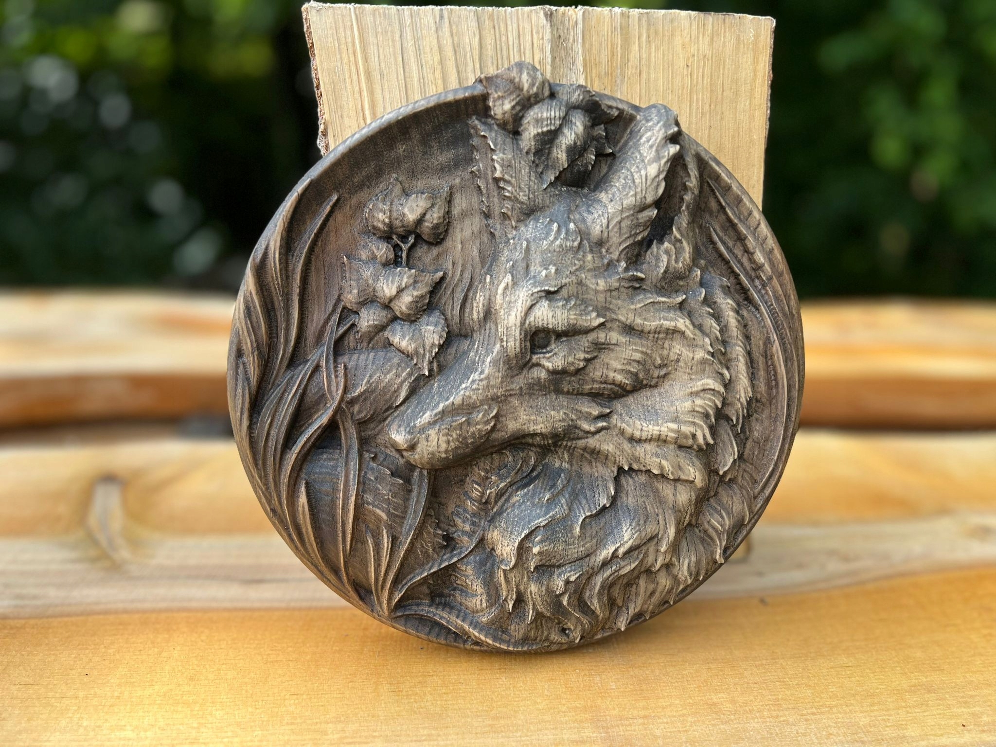 Drevený reliéfny obraz Lis v tráve na lúke, okrúhly, ako darček 25 cm