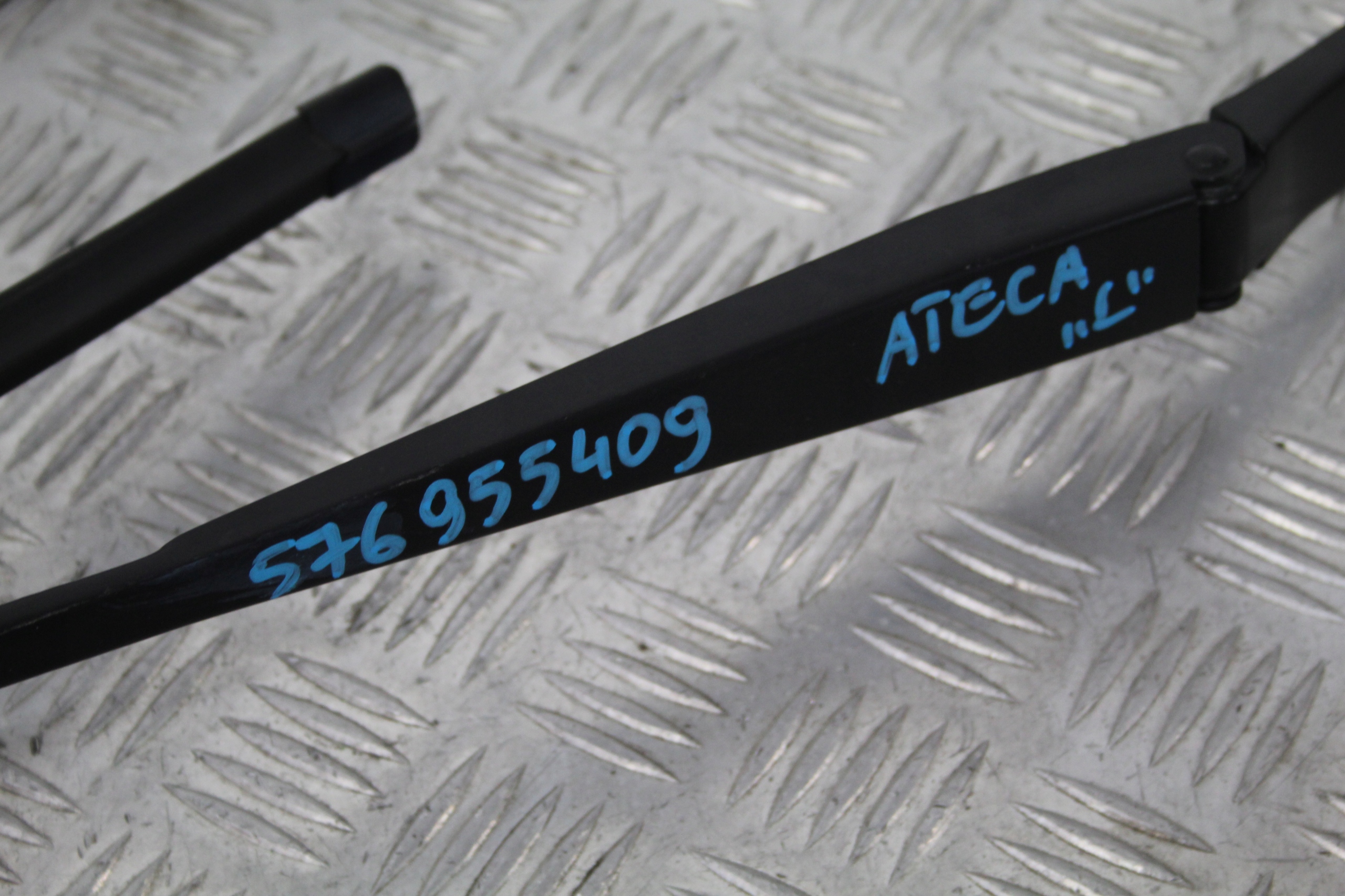 wiper arm left SEAT ATECA 575 576