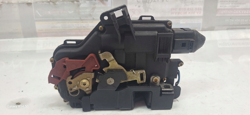 lock door AUDI A4 left front 8E2837015C