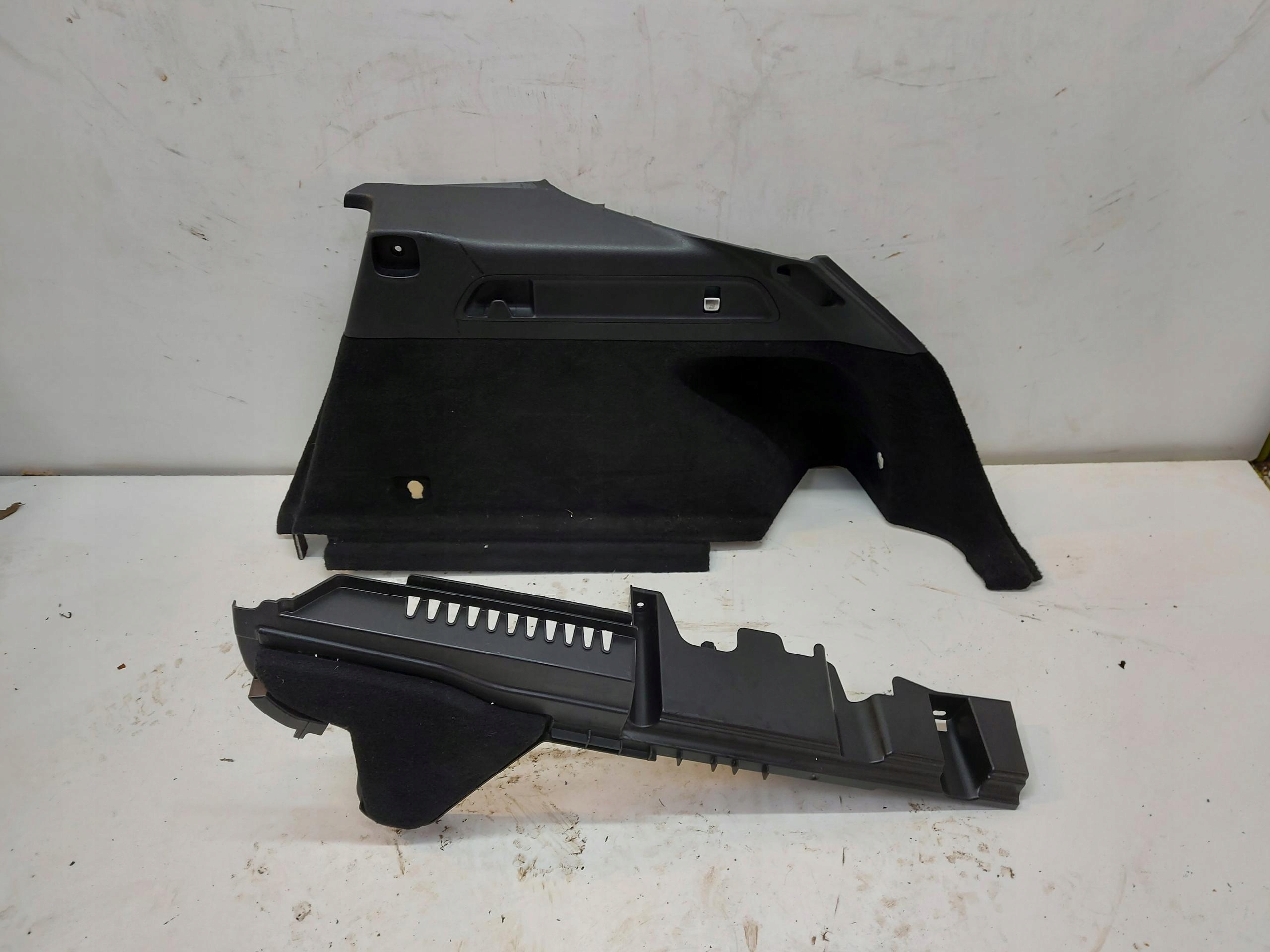 Mercedes EQC 400 W293 boot upholstery right rear part
