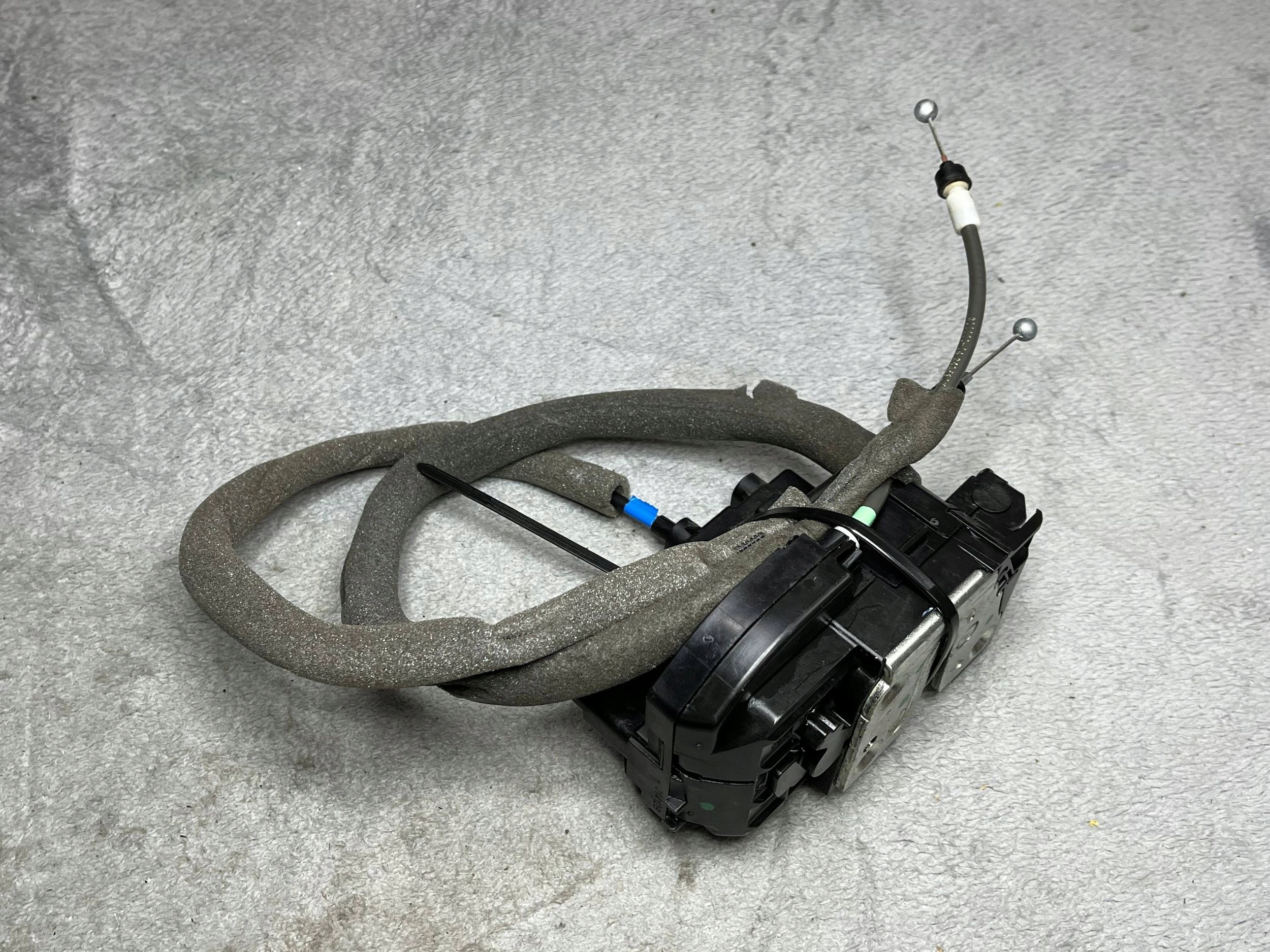 lock door Nissan Qashqai 82501EY11D