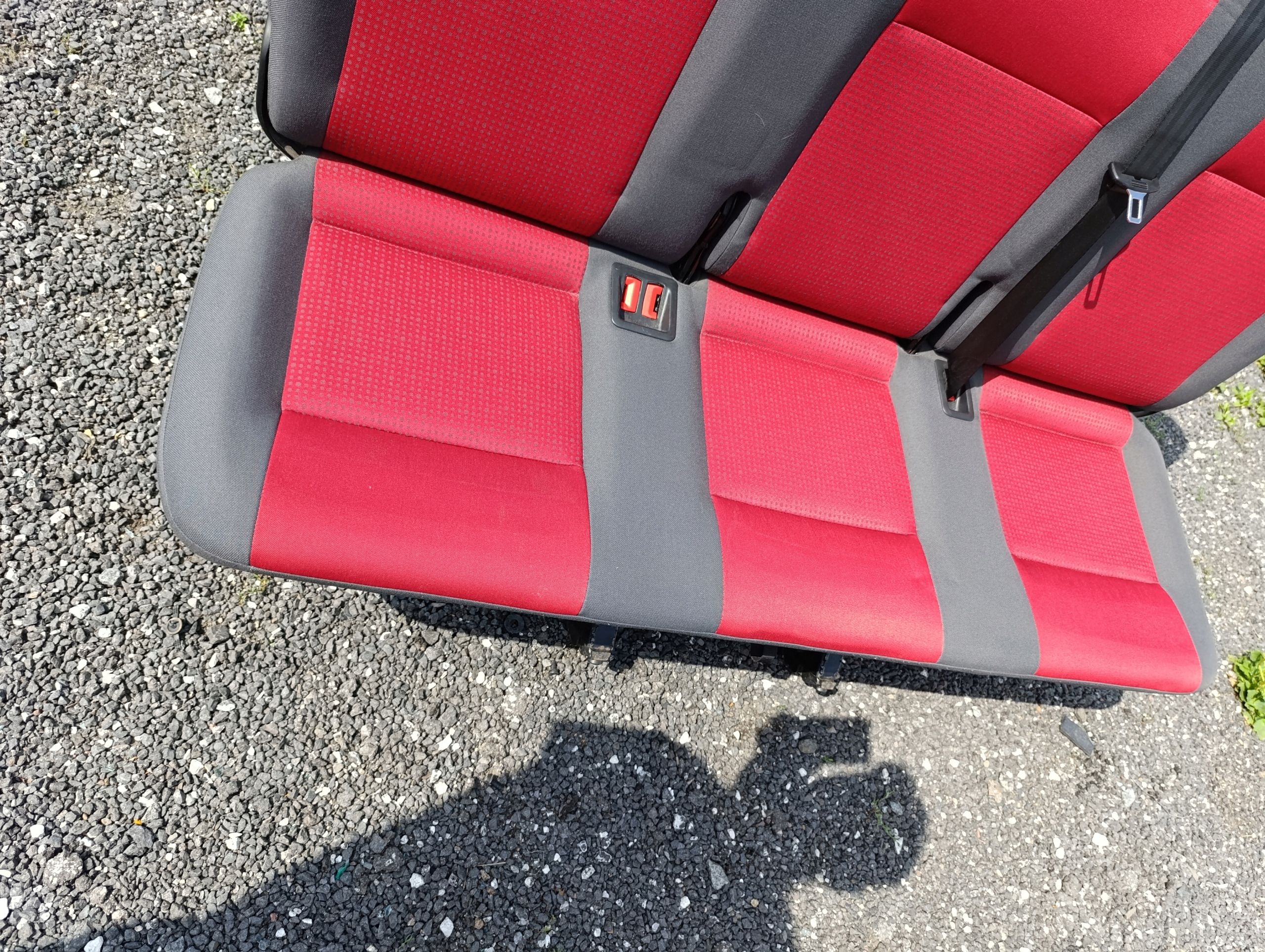 VW T5 Sitz TRZYOSOBOWA TROJKA CZARNO-roter MATERIAL