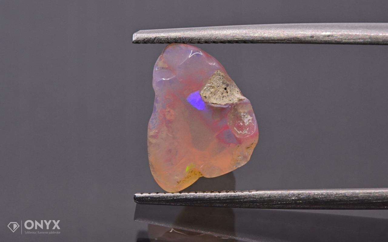 Opal z Etiopie hrudka 11x9 mm
