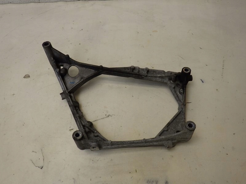 КРЕПЛЕНИЕ ИНТЕРКУЛЕРА VW CRAFTER II 2.0 TD