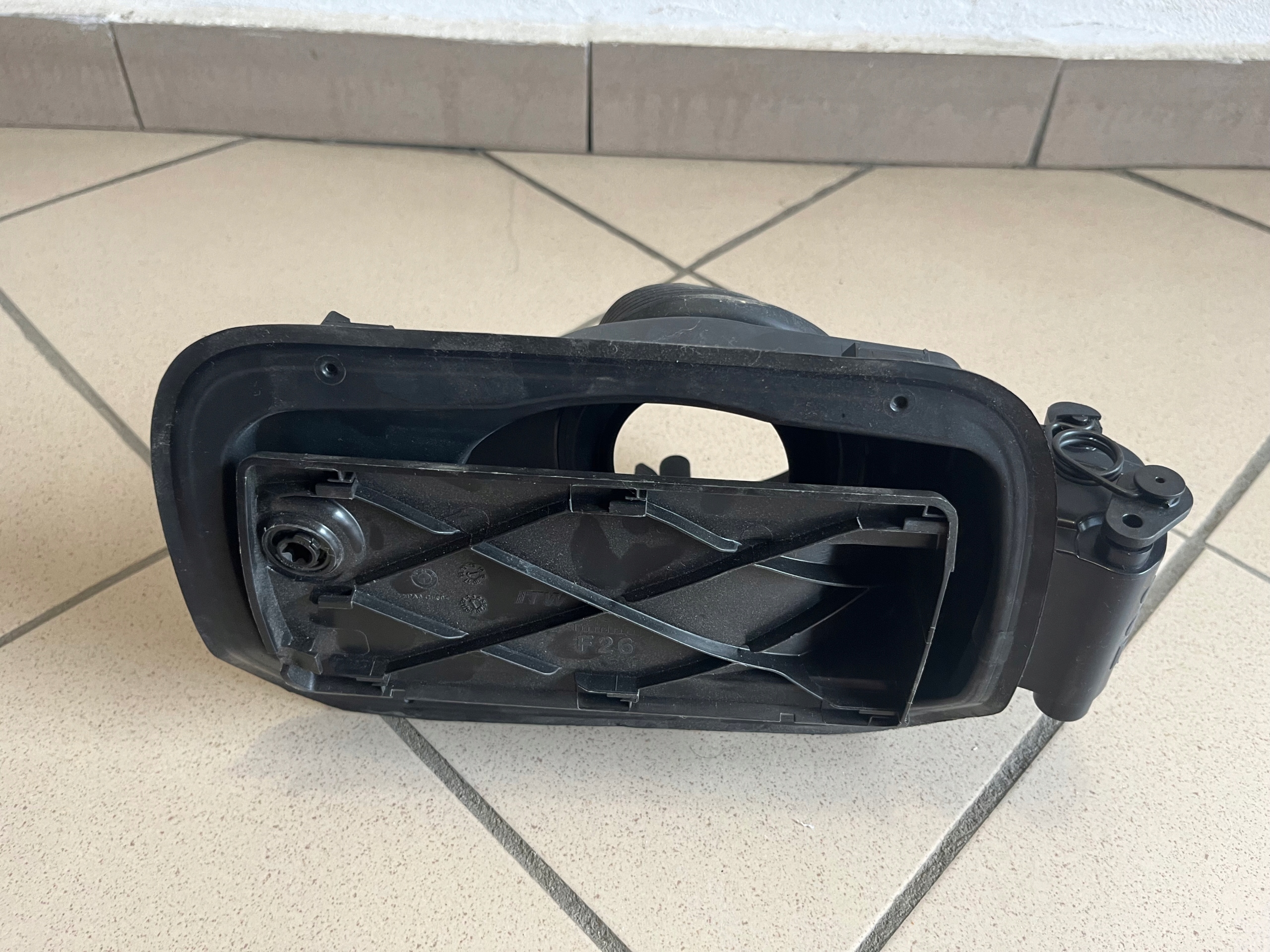 ZAŚLEPKA WLEWU PALIWA BMW F26 F-26