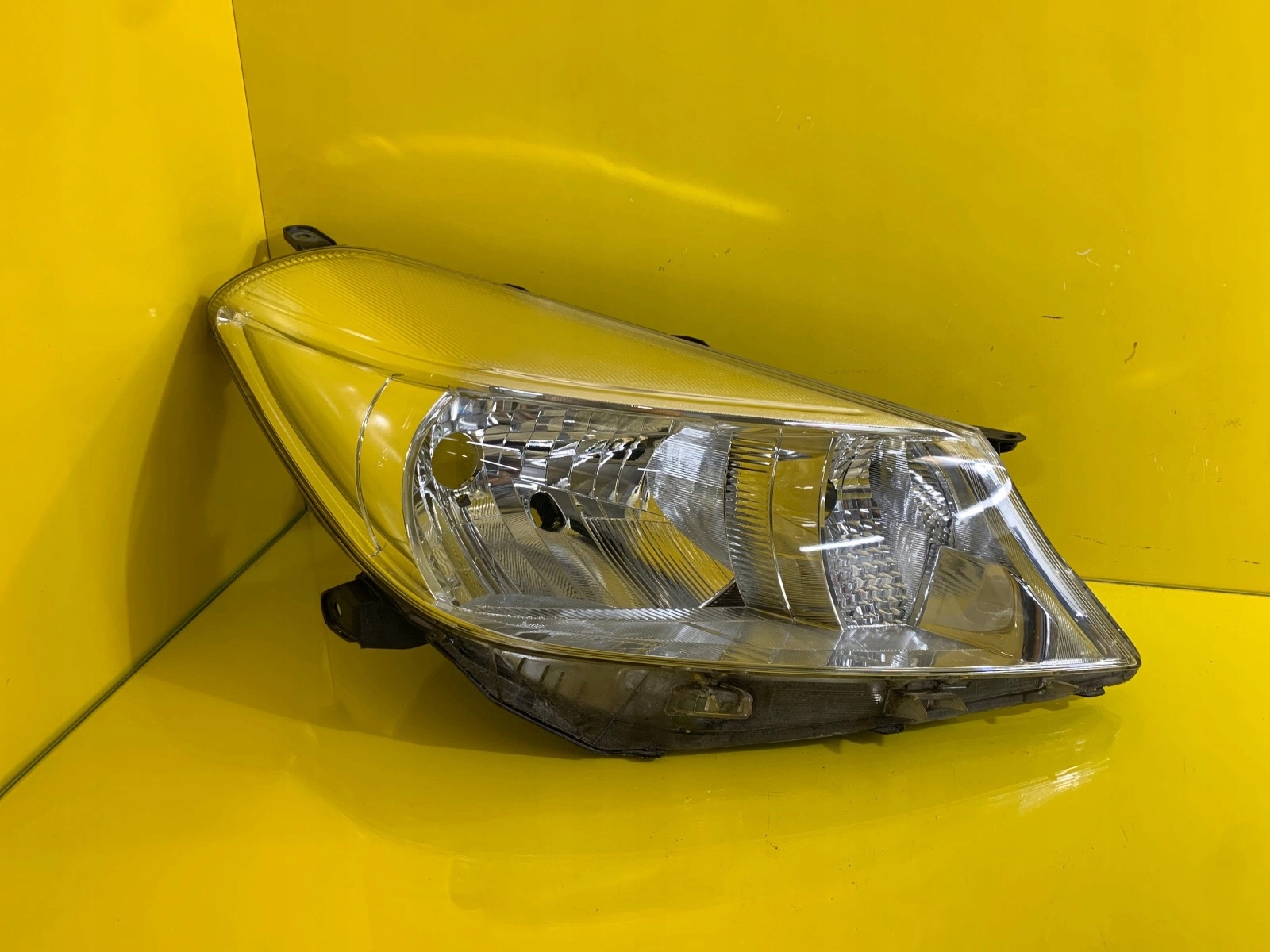 light right Toyota Yaris 3 11-14 Zwykla