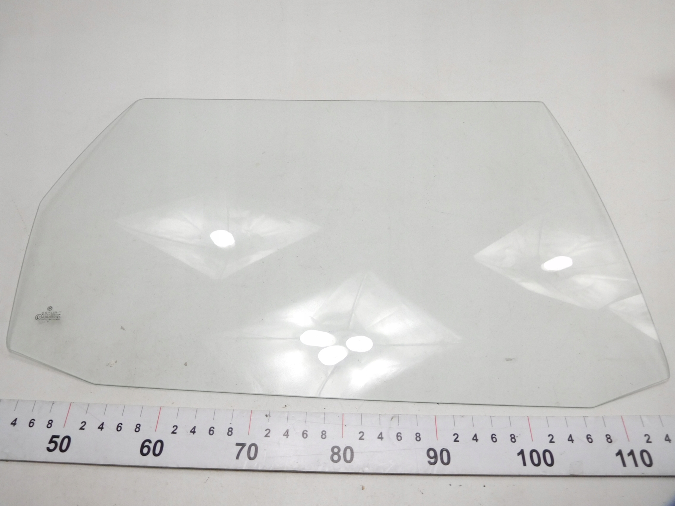 Стекло задней правой двери VW PASSAT 333845206A