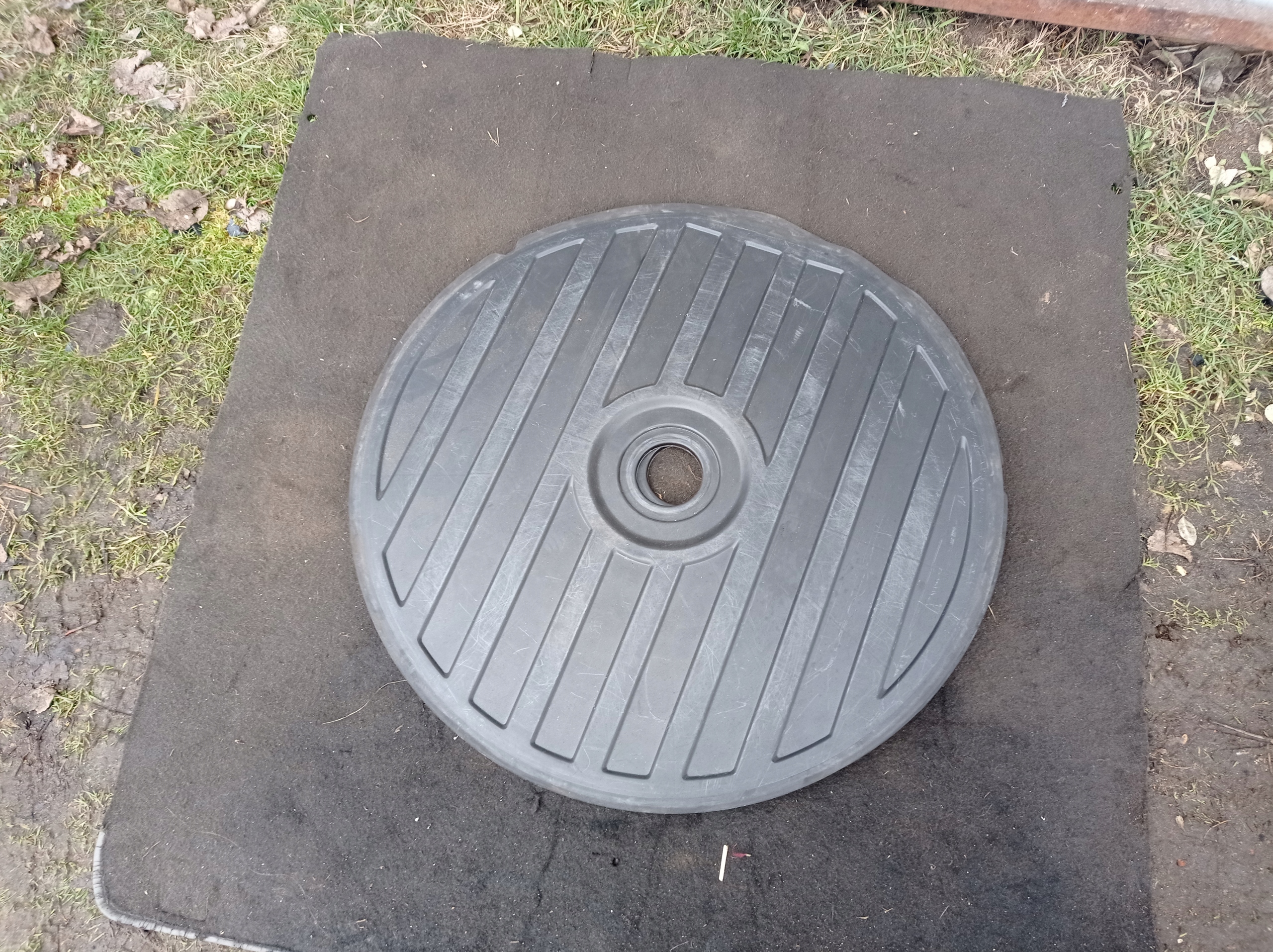 AUDI A4 B6 B7 KOMBI - OSLONA KOLA ZAPASOWEGO