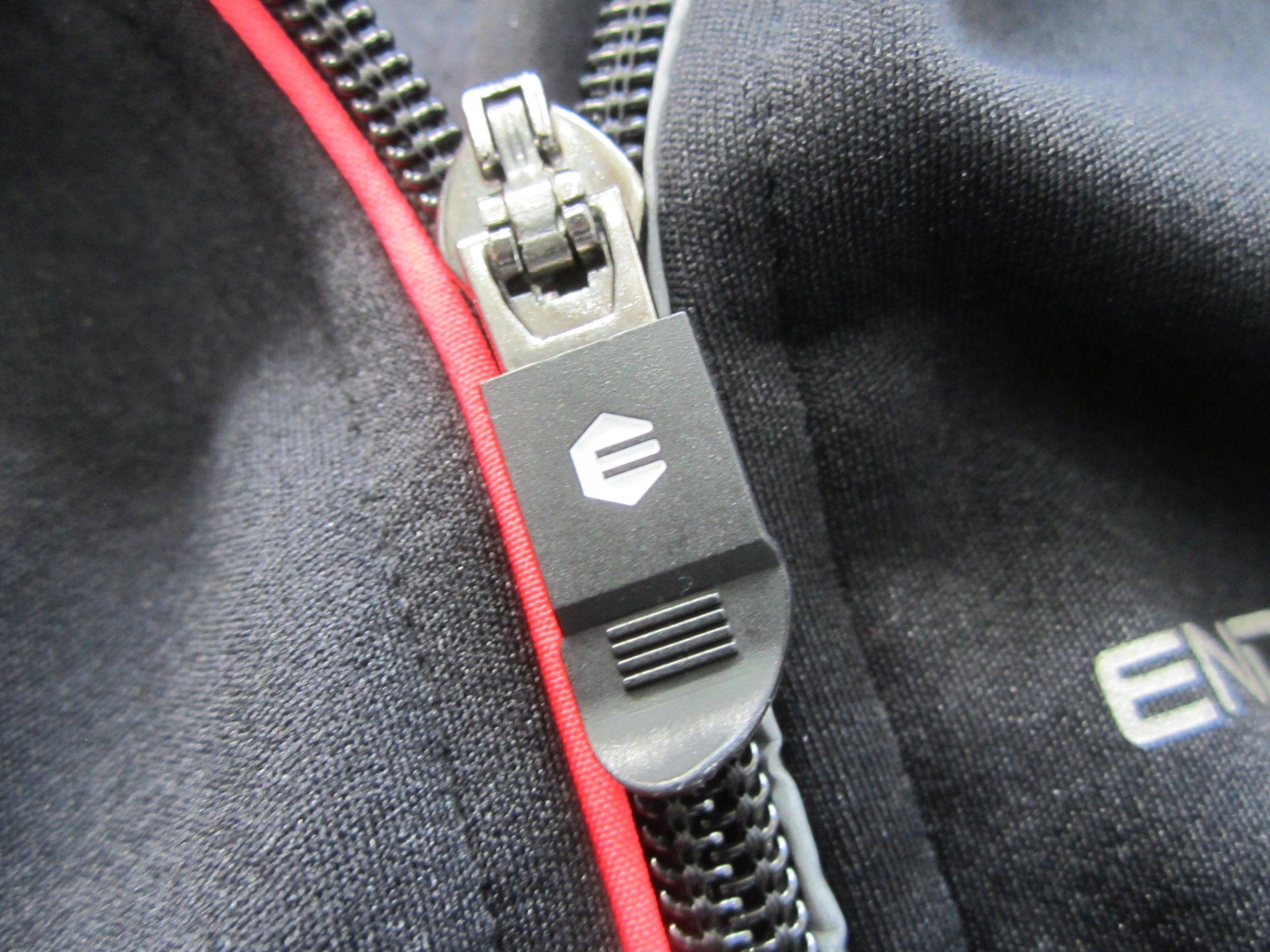 ENDURANCE_M (38)_Running Outwear Kolor czarny