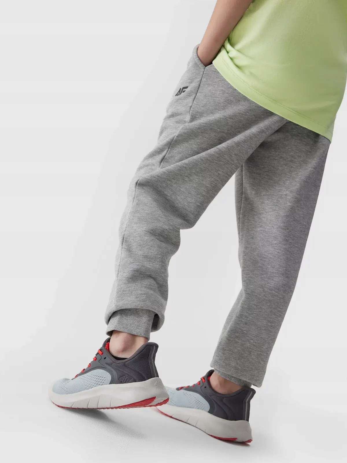 SPODNIE DRESOWE CHŁOPIĘCE 4F JUNIOR DZIECIĘCE DRESY BAWEŁNA AW23M411 Wzór dominujący bez wzoru