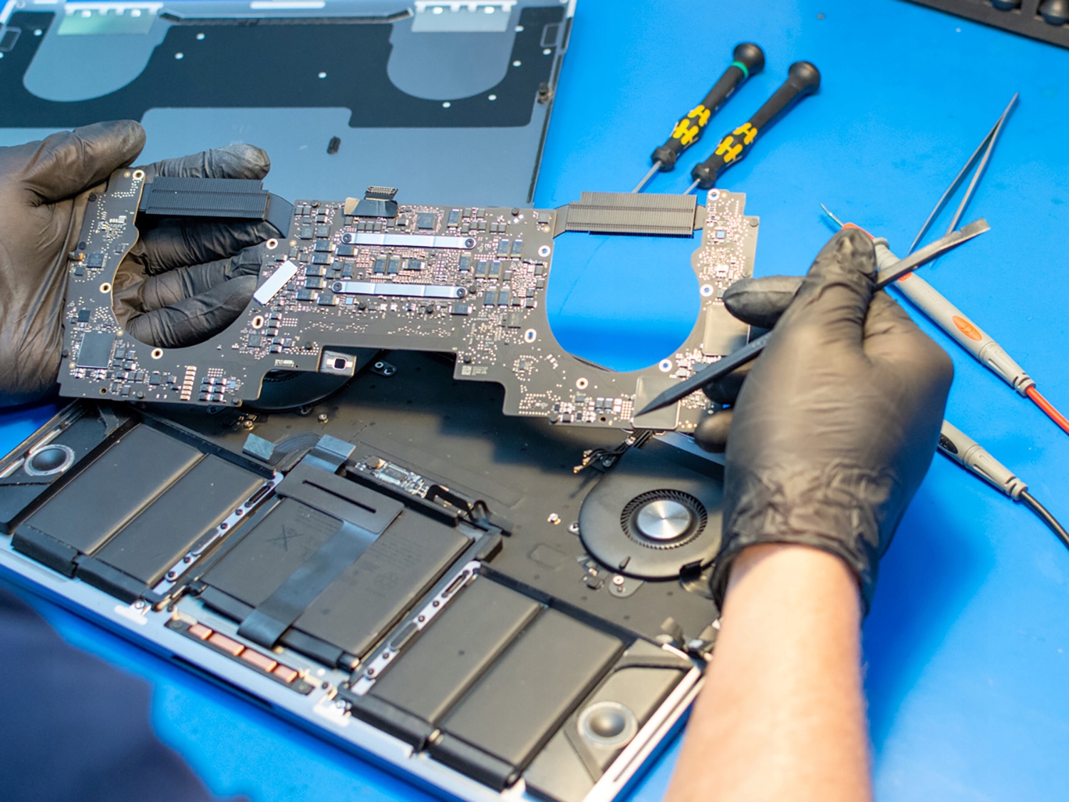 iPhone 14 Plus Wymiana głośnika rozmów naprawa głośnik serwis Apple Pasuje do marki Apple