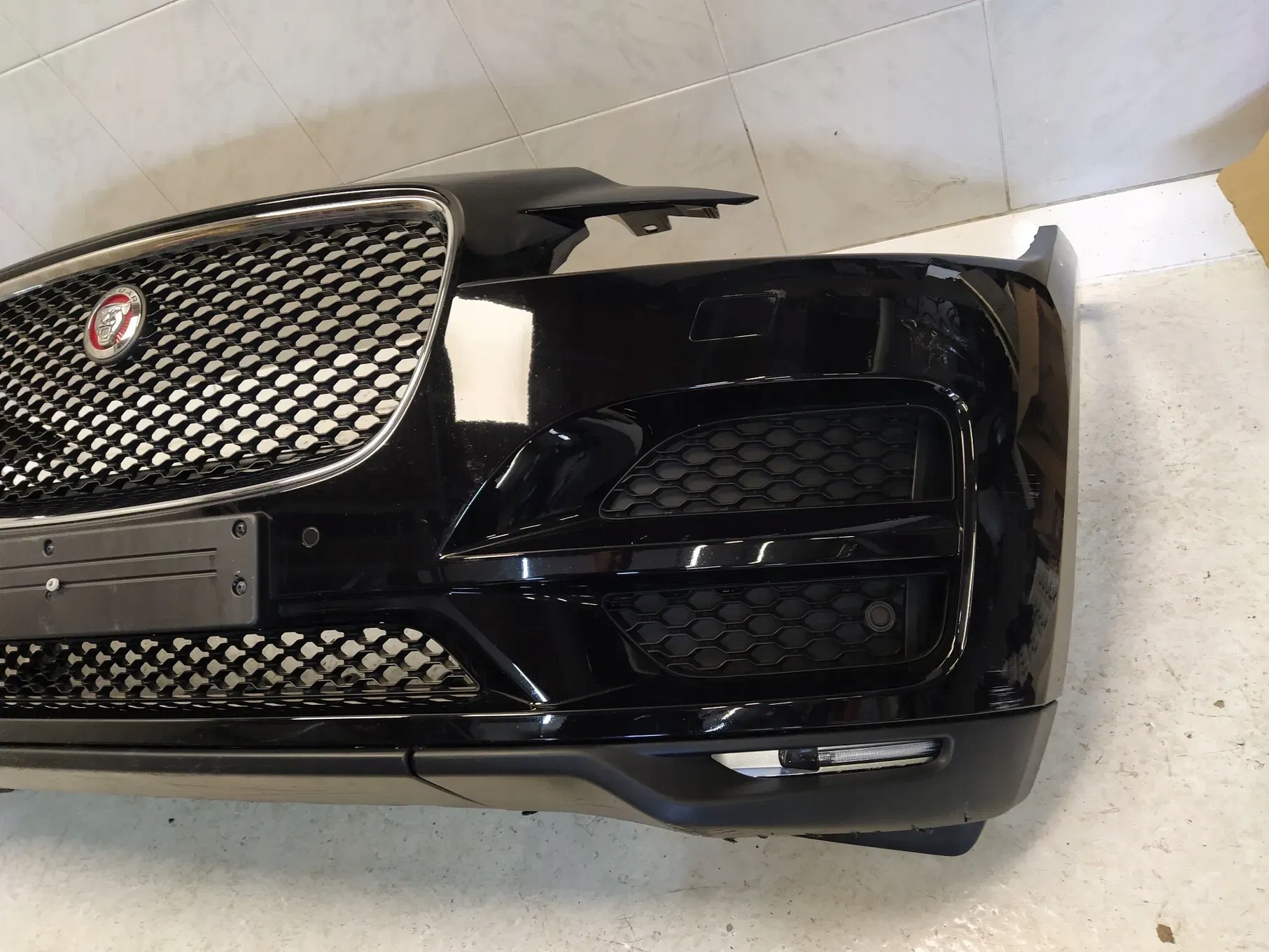 JAGUAR F-PACE X761 bumper front grill logo 4PDC fog lights washers KRATKI