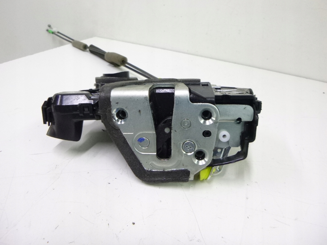 lock door front left Toyota Avensis III T270