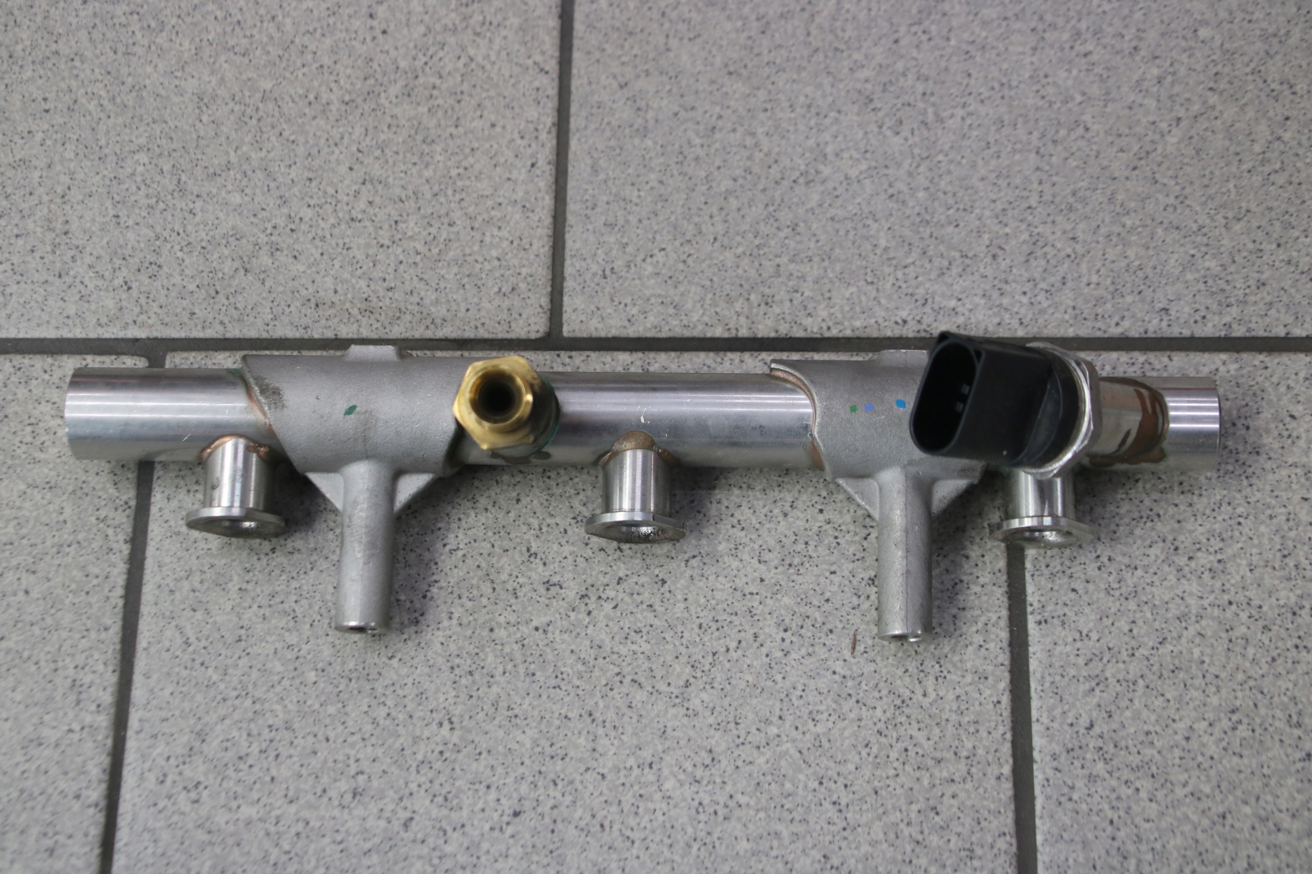 AUDI A4 A6 A8 Kraftstoffverteiler Einspritzleiste Sensor 06E130089AA
