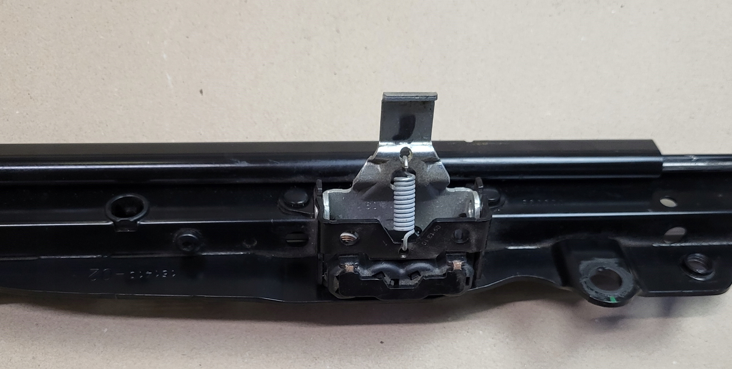 Schiene PROWADNICA SITZ links MERCEDES E COUPE / CABRIO W207 OE