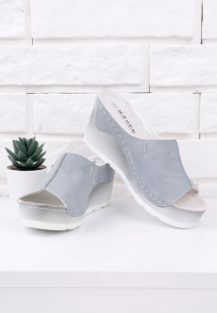 Klapki jasno szare na koturnie 8 Ruth 38 Marka inna