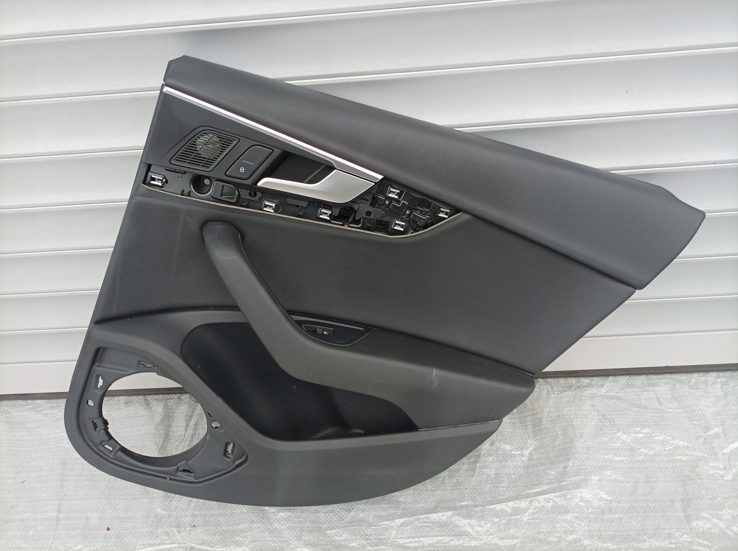 AUDI A4 B9 ОБШИВКА ДВЕРІ ПРАВИЙ ЗАД.