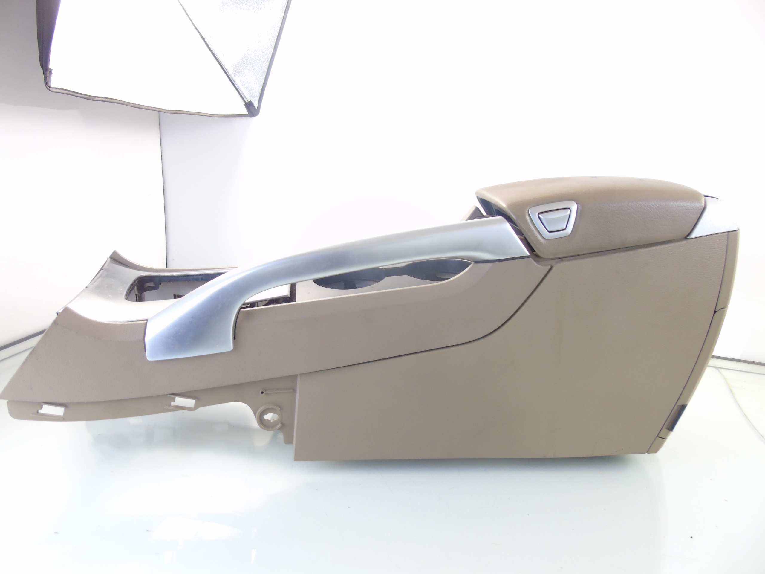 ТУНЕЛЬ ЦЕНТРАЛЬНИЙ ПІДЛОКІТНИК VOLVO XC70 II ЯСКРАВИЙ