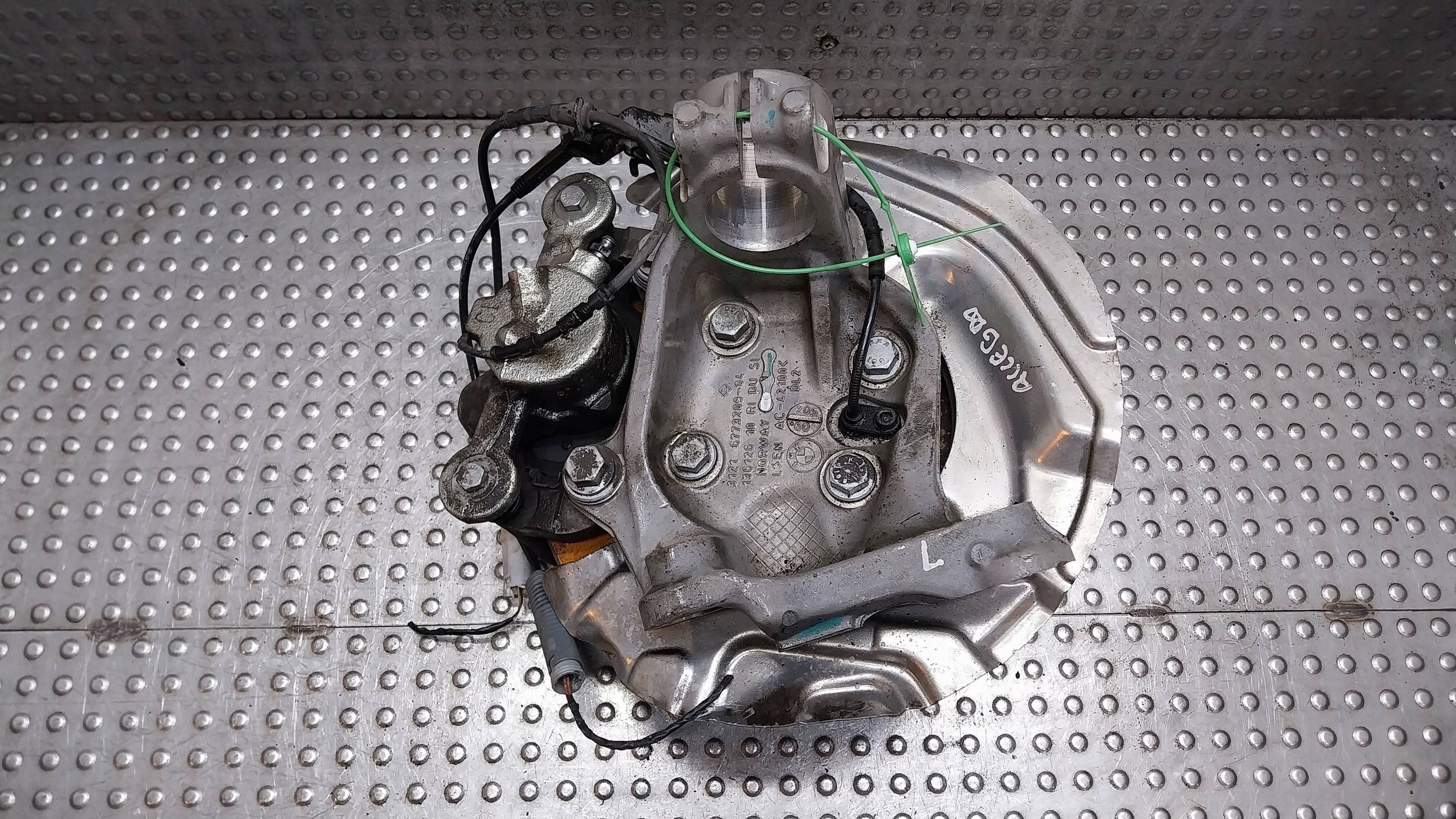 otoč čapu strmeň ľavý predok 6793209 BMW E90 E91 E92 E93 E81 E82 E87