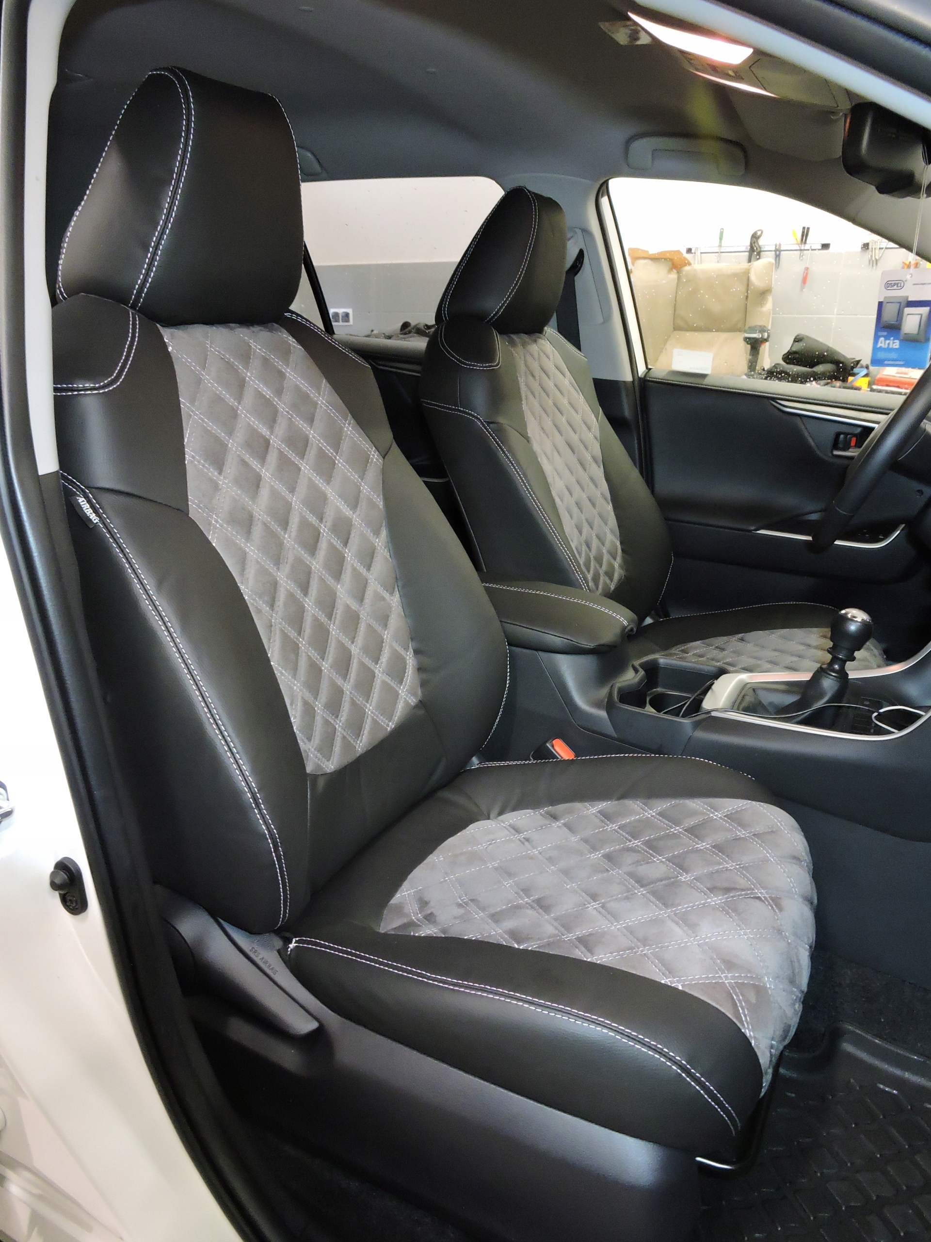 Pokrowce ze skóry i alkantary Toyota Rav4 V