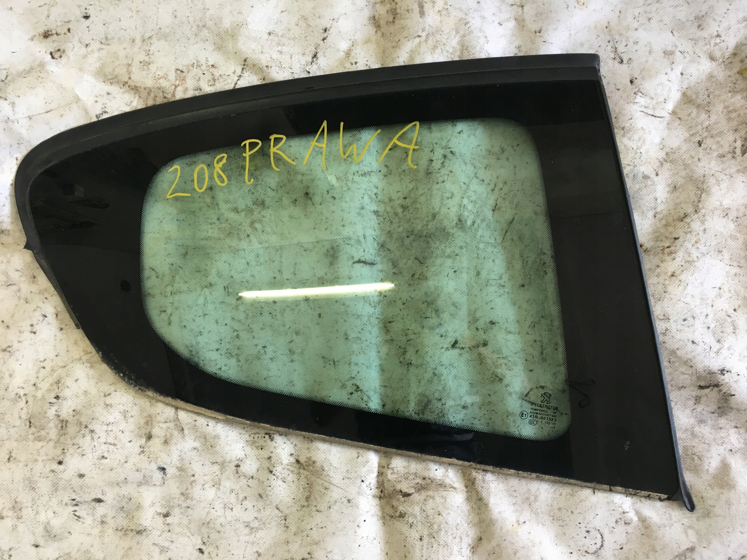 SZYBA KAROSERYJNA PRAWY TYŁ PEUGEOT 208 3D