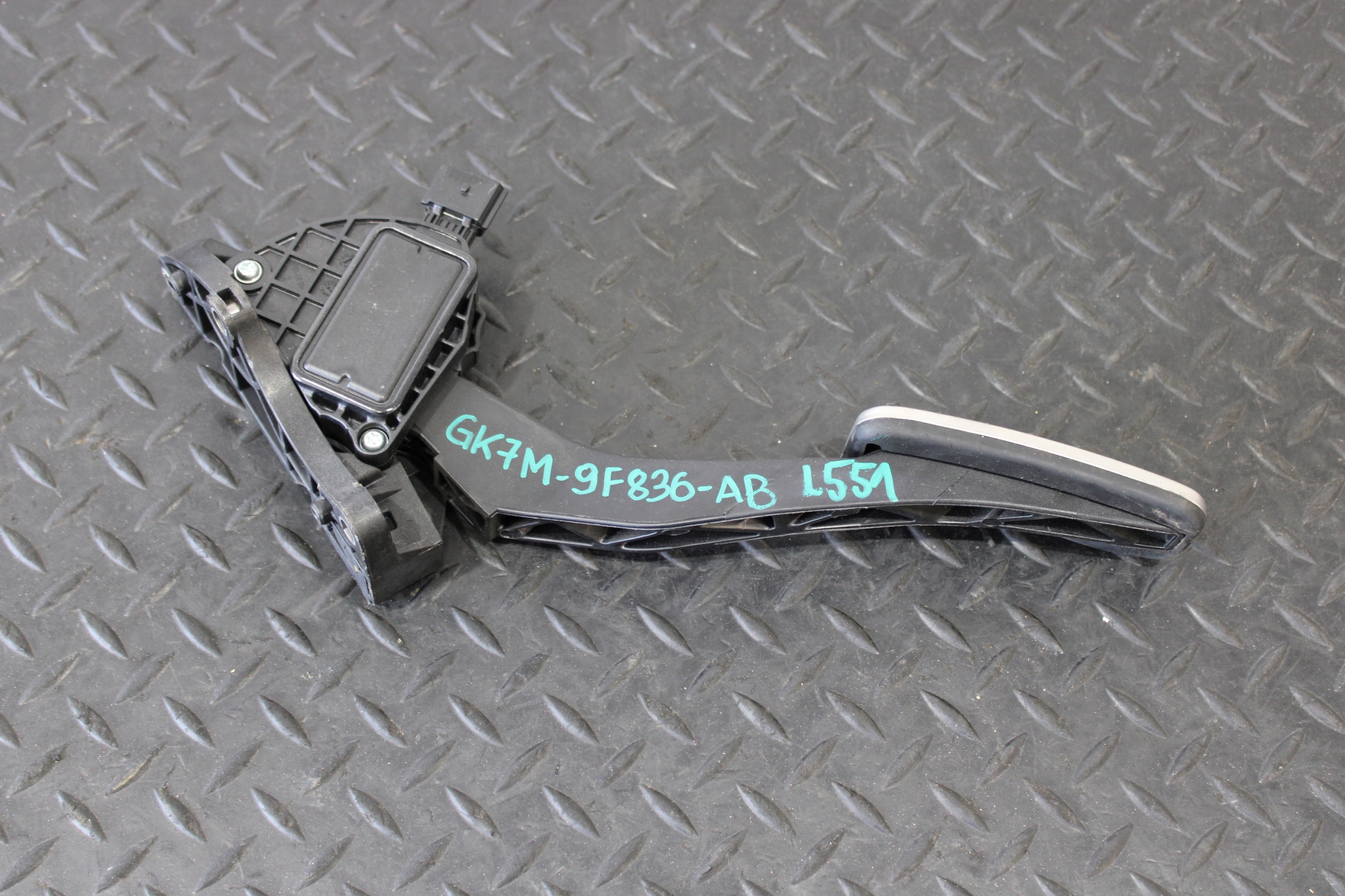 accelerator pedal LAND ROVER EVOQUE II 2 L551 GK7M-9F836-AB