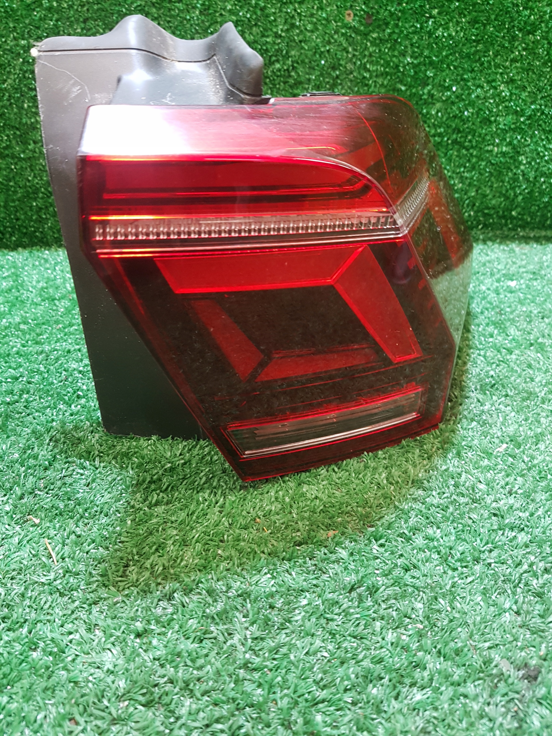 light right rear VOLKSWAGEN TIGUAN II 5NA945208