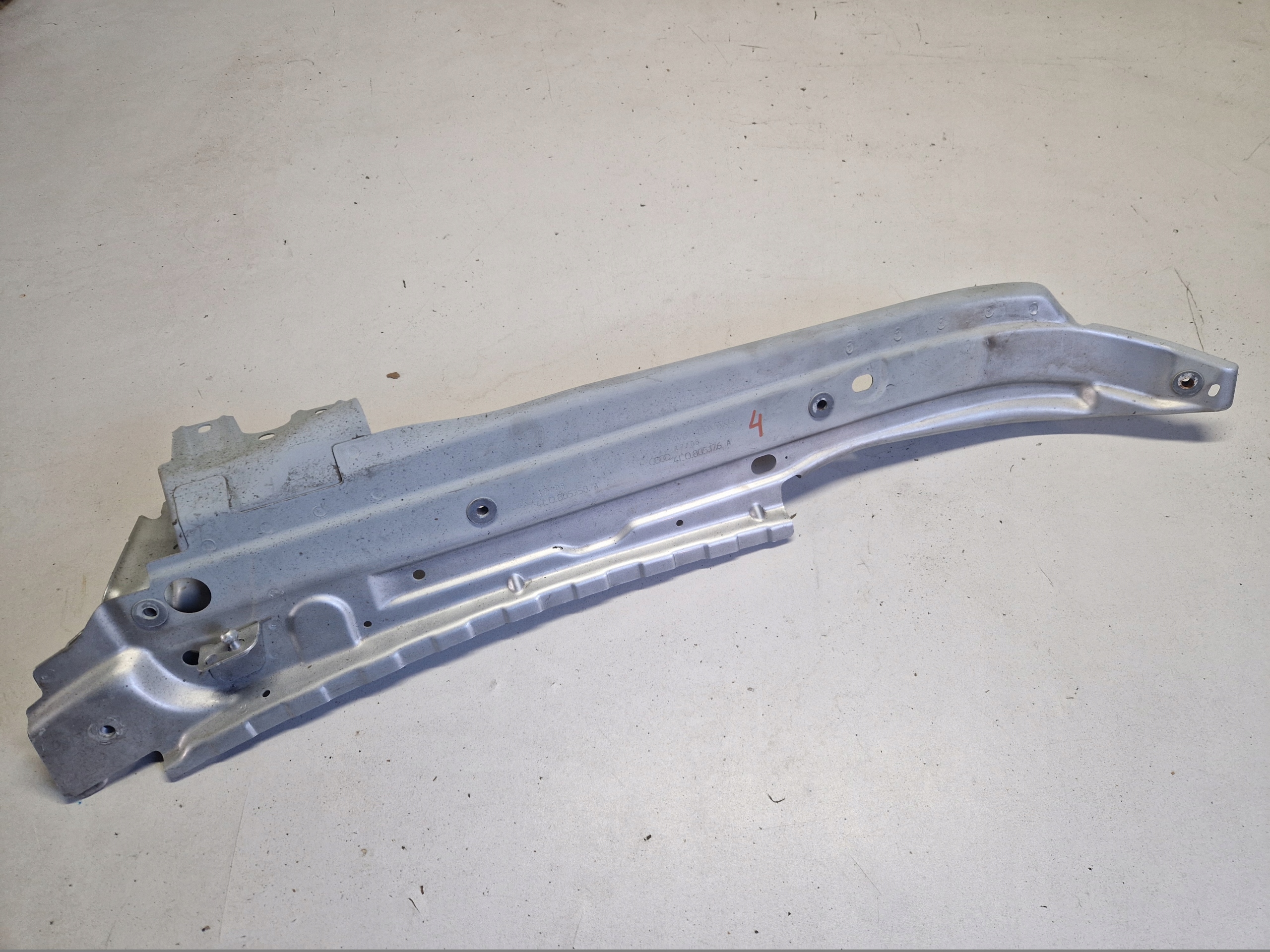 AUDI Q7 4L příčka blatníku pravé 4L0805176A