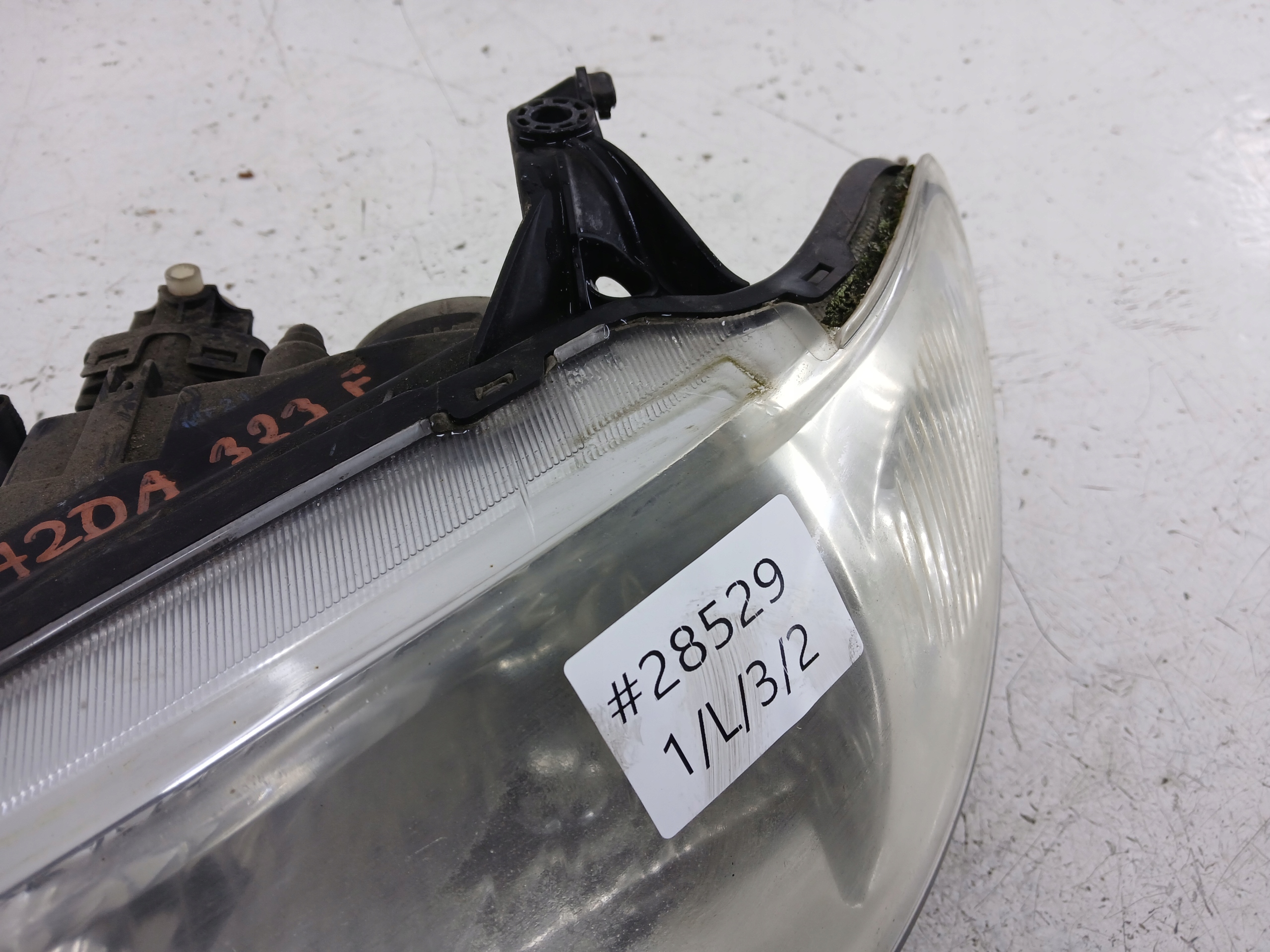 MAZDa 323F BJ světlo levá předek