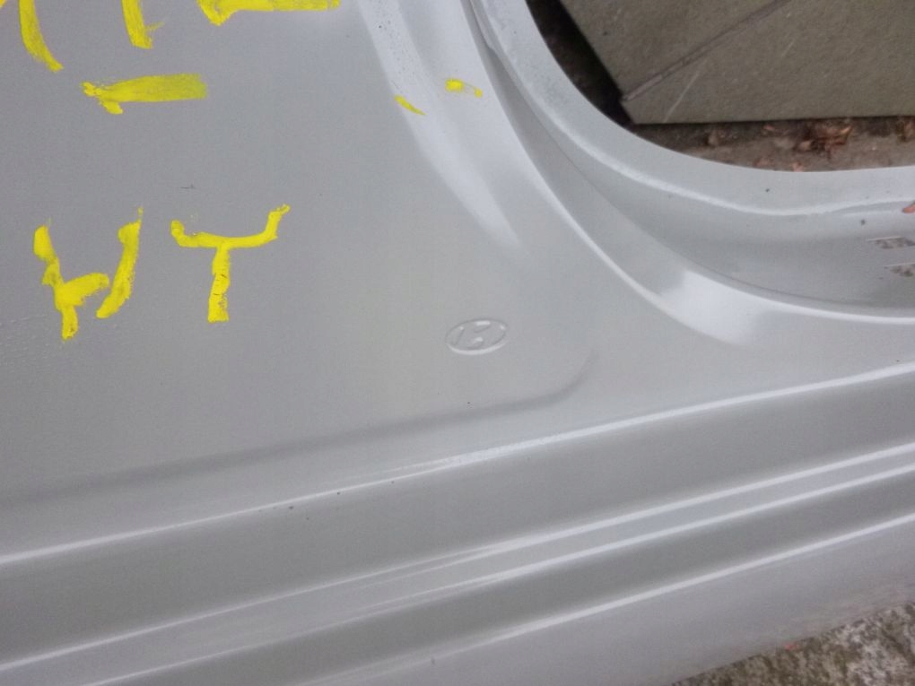 HYUNDAI ELANTRA 16 prog lewy slupek Color needs painting