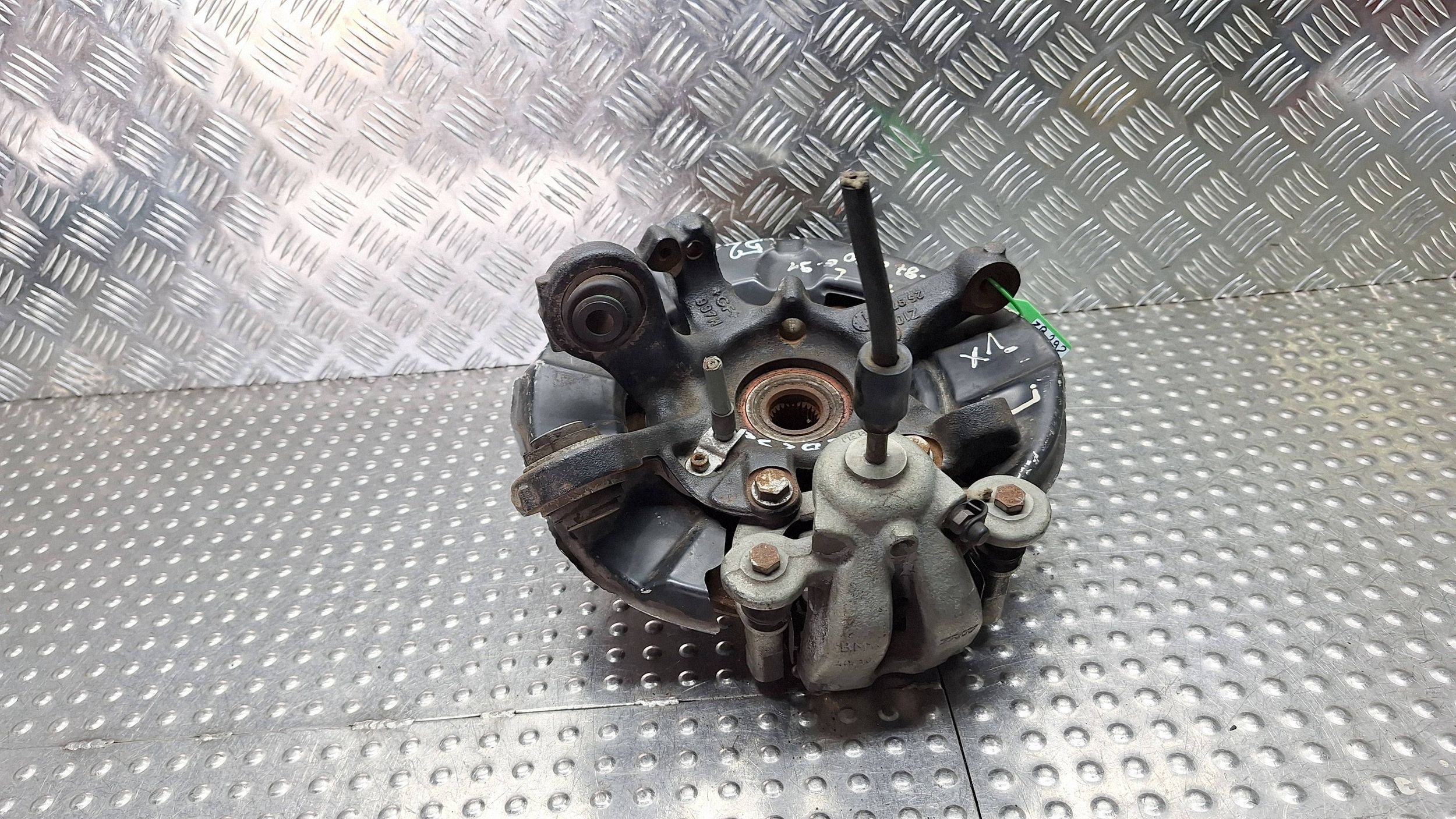 otoč čepu levý záď 6761579 BMW 1 E81 E87 E88 3 E90 E91 E92