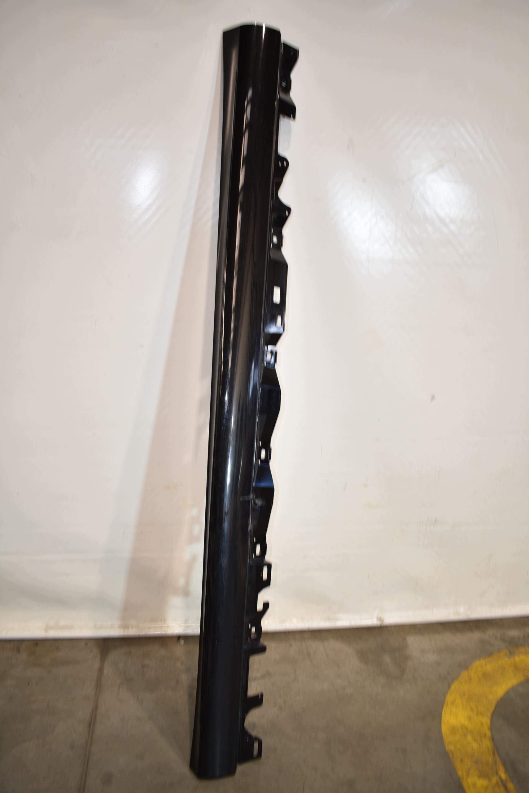 perfect condition moulding threshold left colour 197 MERCEDES W214 AMG 1