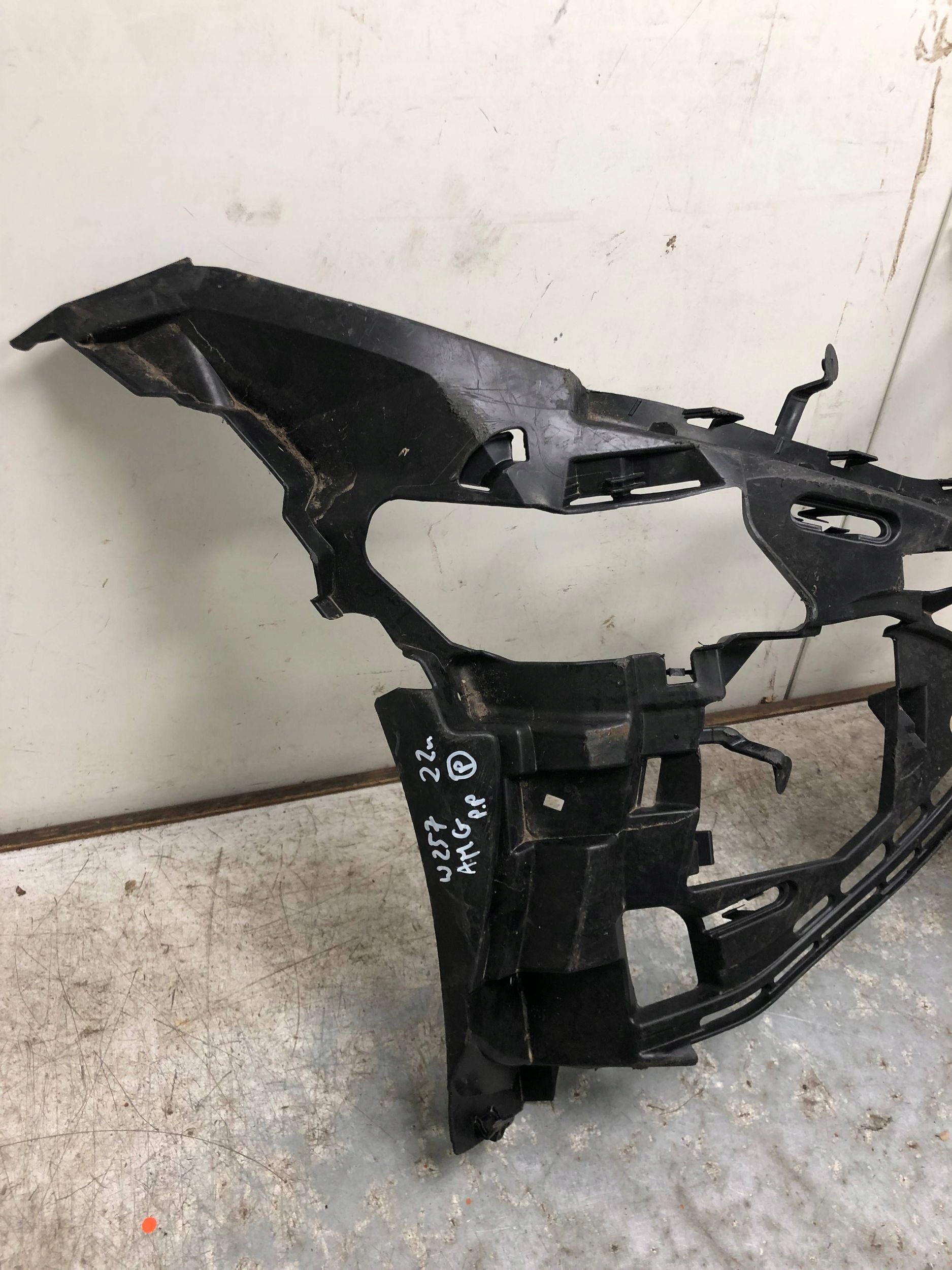 bumper bracket right front MERCEDES CLS W257 C257 A2578857603