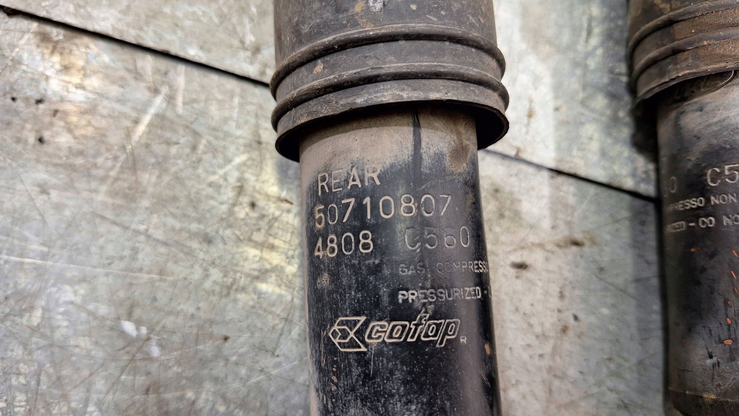 STOSSDÄMPFER RECHTS LINKS HECK KPL FORD KA MK2