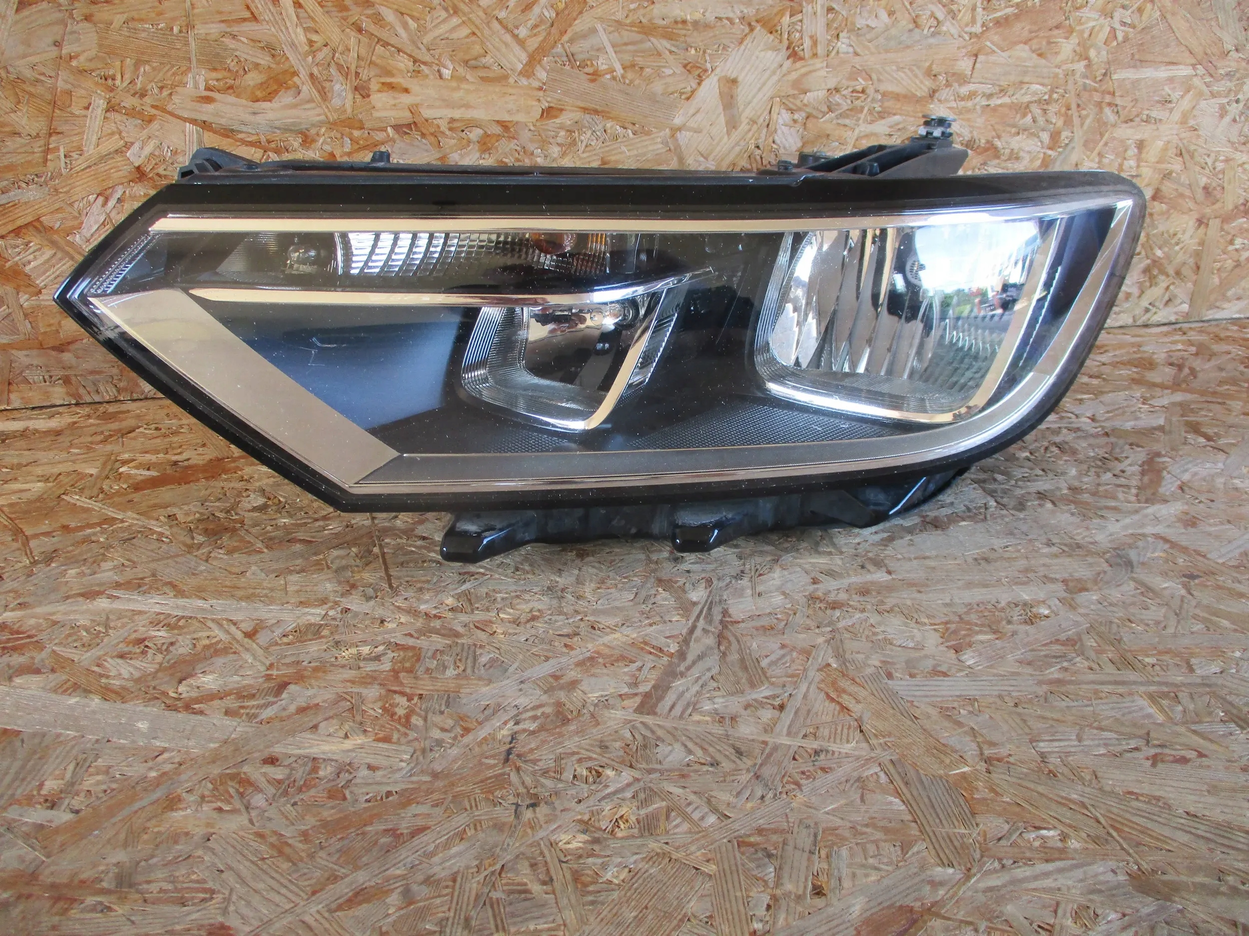 light front front left VW PASSAT B8 ZWYKLA