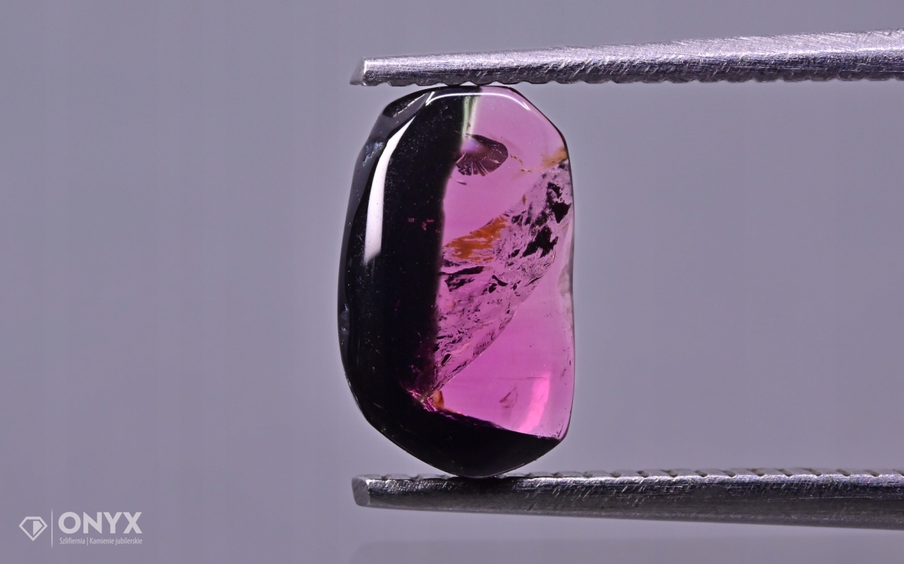 Turmalín konvexní nepravidelná dlažba 8,5x5 mm