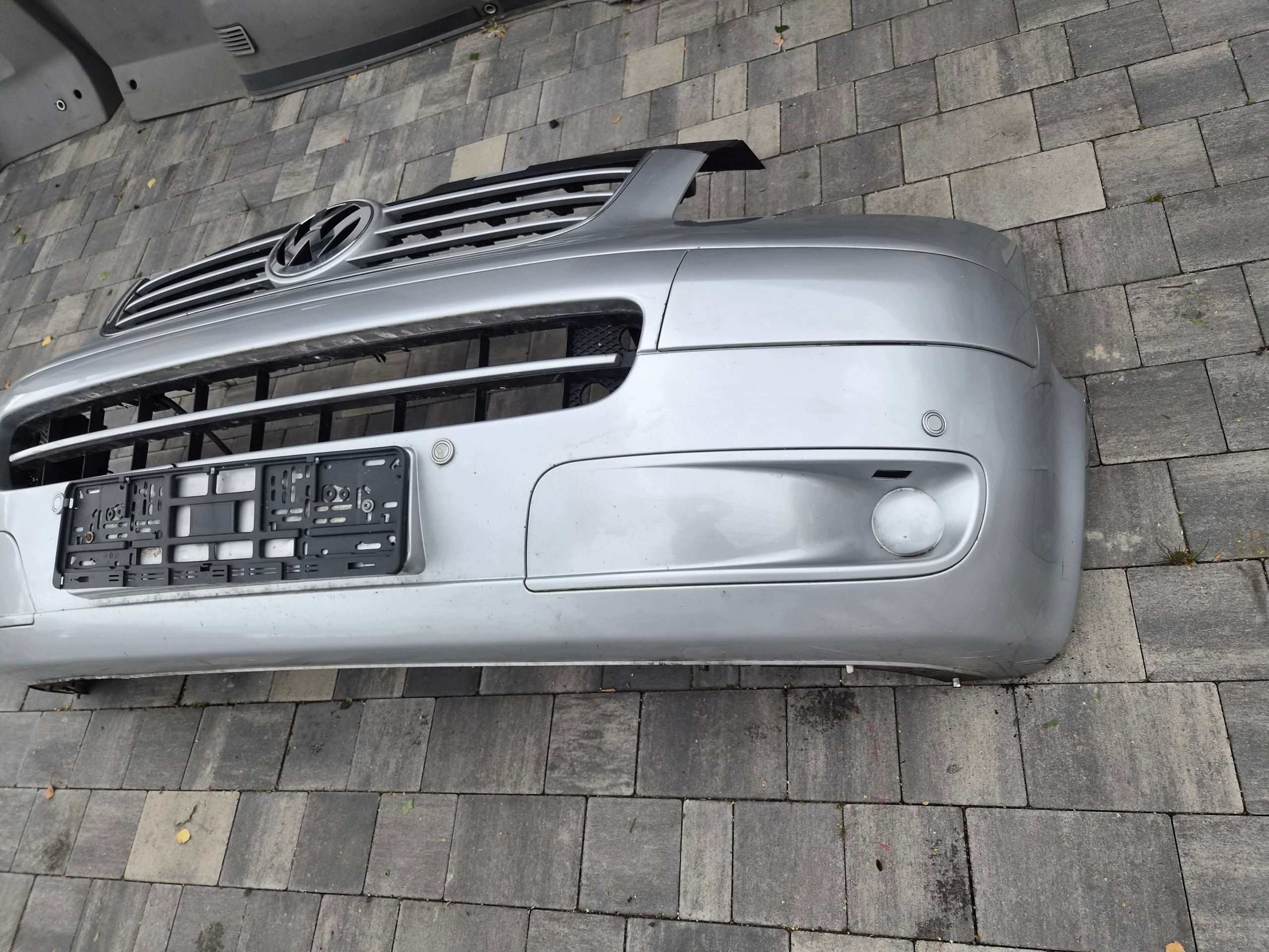 VW T5 Frontstoßstange vorne Caravelle Multivan srebrny