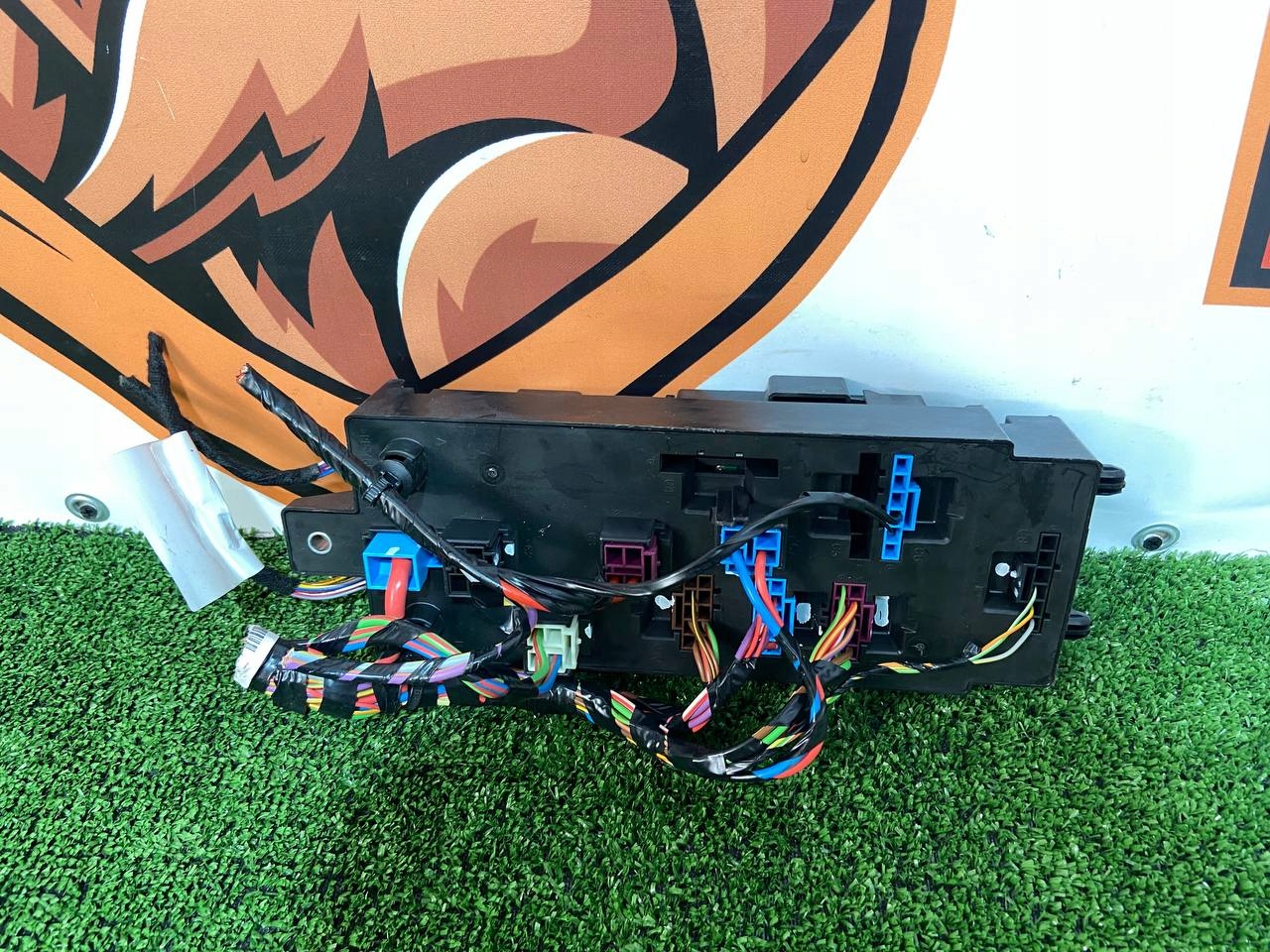 SKRZYNKA BEZPIECZNIKÓW RANGE ROVER SPORT L494 JPLA-14A073-BB