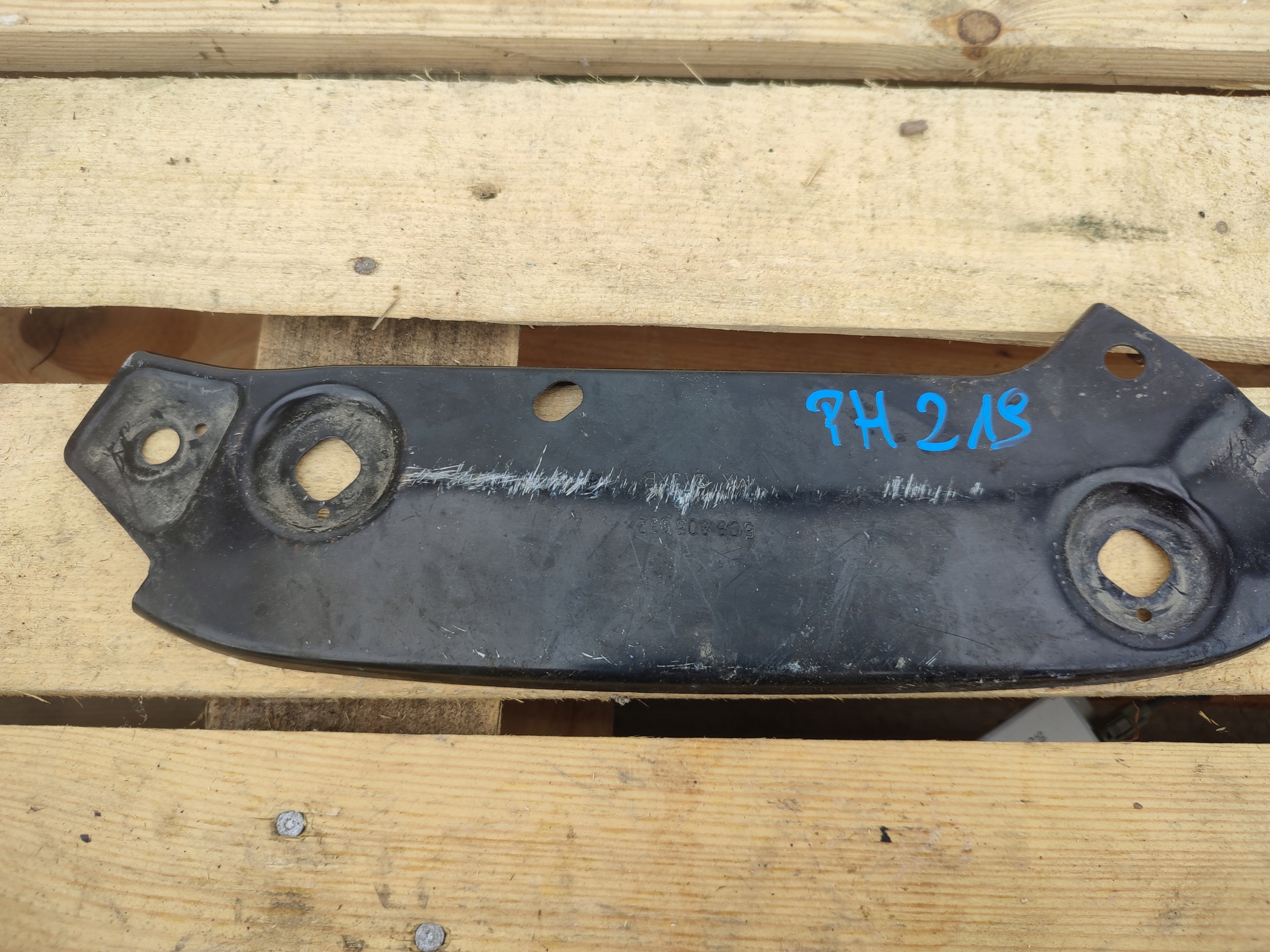 console holder supports 5C6805931 left front VW JETTA 5C