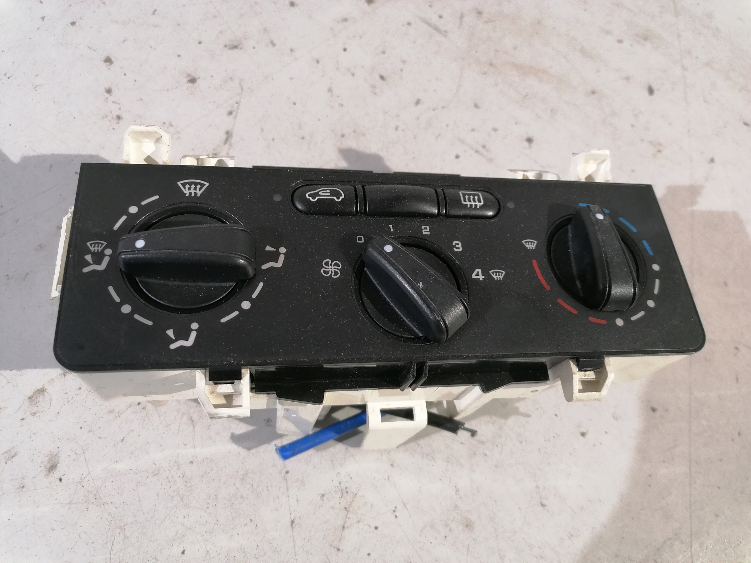 Citroen C2 and control panel air conditioning devices