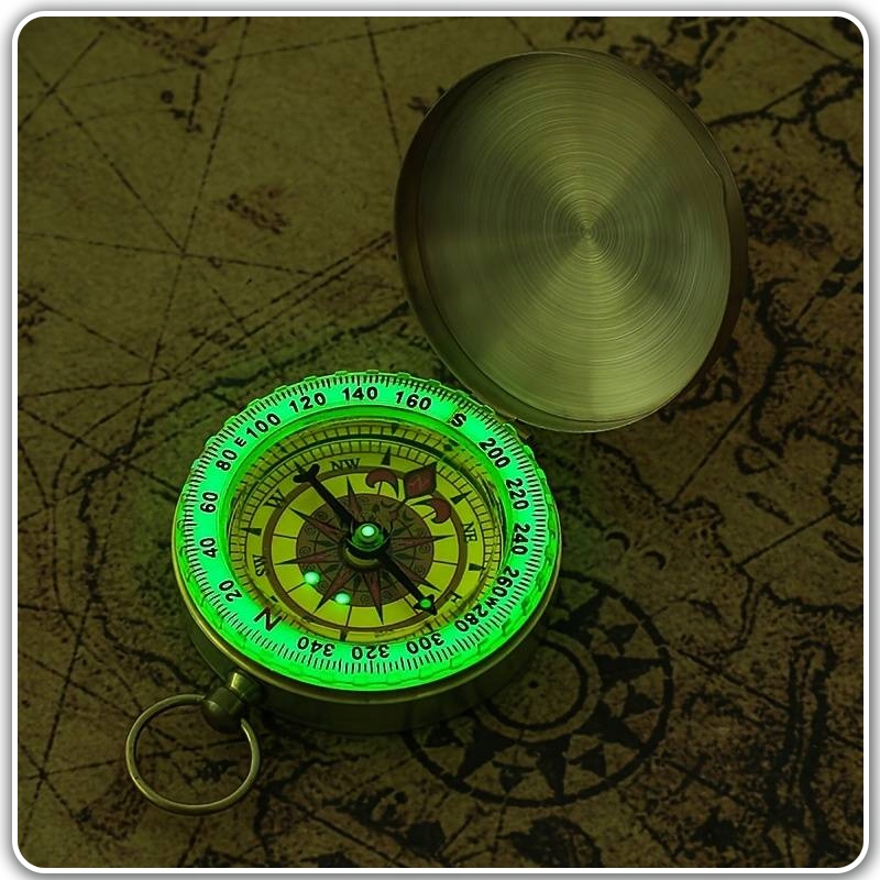 ZŁOTY KOMPAS KIESZONKOWY ZAMYKANY ŚWIECĄCY W CIEMNOŚCI STARY BRELOK BUSOLA Materiał obudowy mosiądz