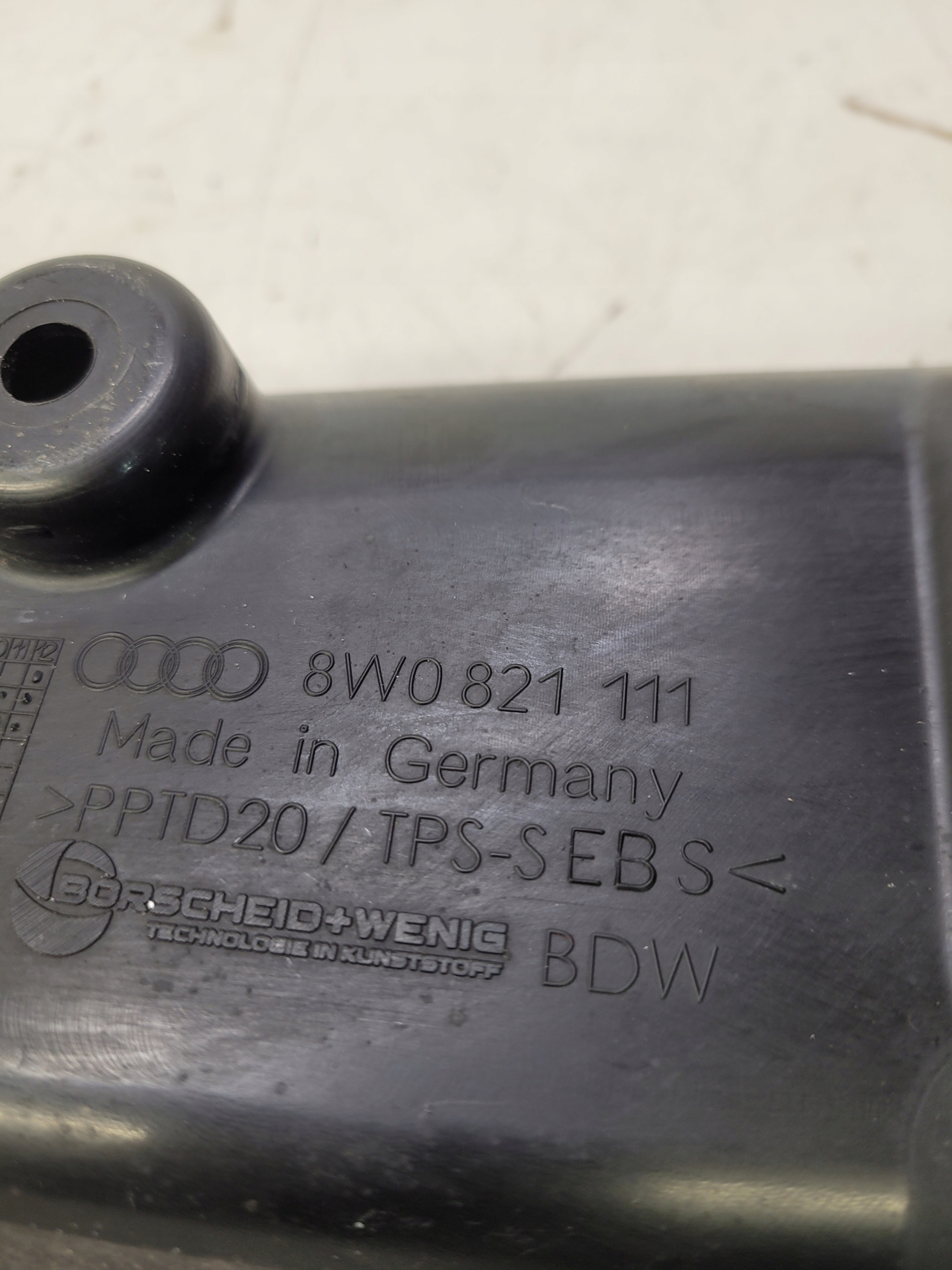 hangszigetelő sárvédöt bal AUDI A4 B9 8W0821111