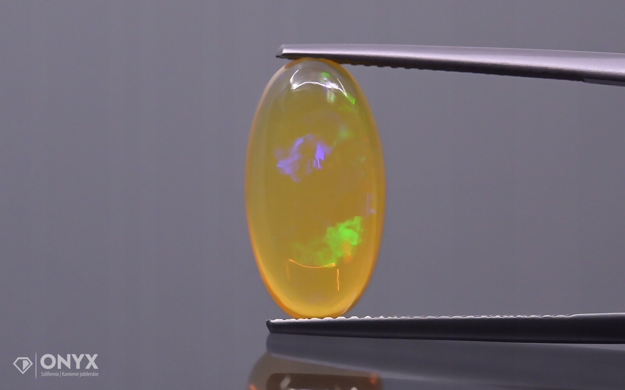 Opál z Etiopie kabošon ovál 16,5x9 mm