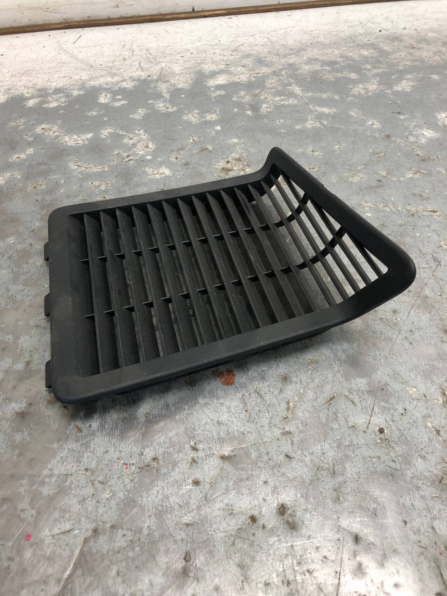 grid spoiler boot right rear part SKODA KODIAQ 565868152