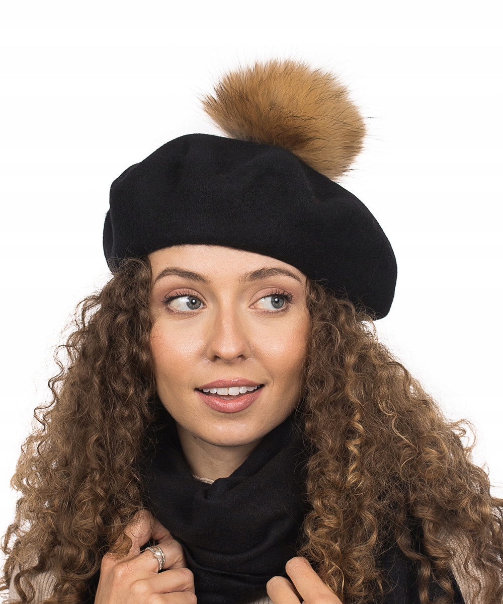 Černý vlněný dámský baret s přírodním bambulí – kvalitní a slušivý