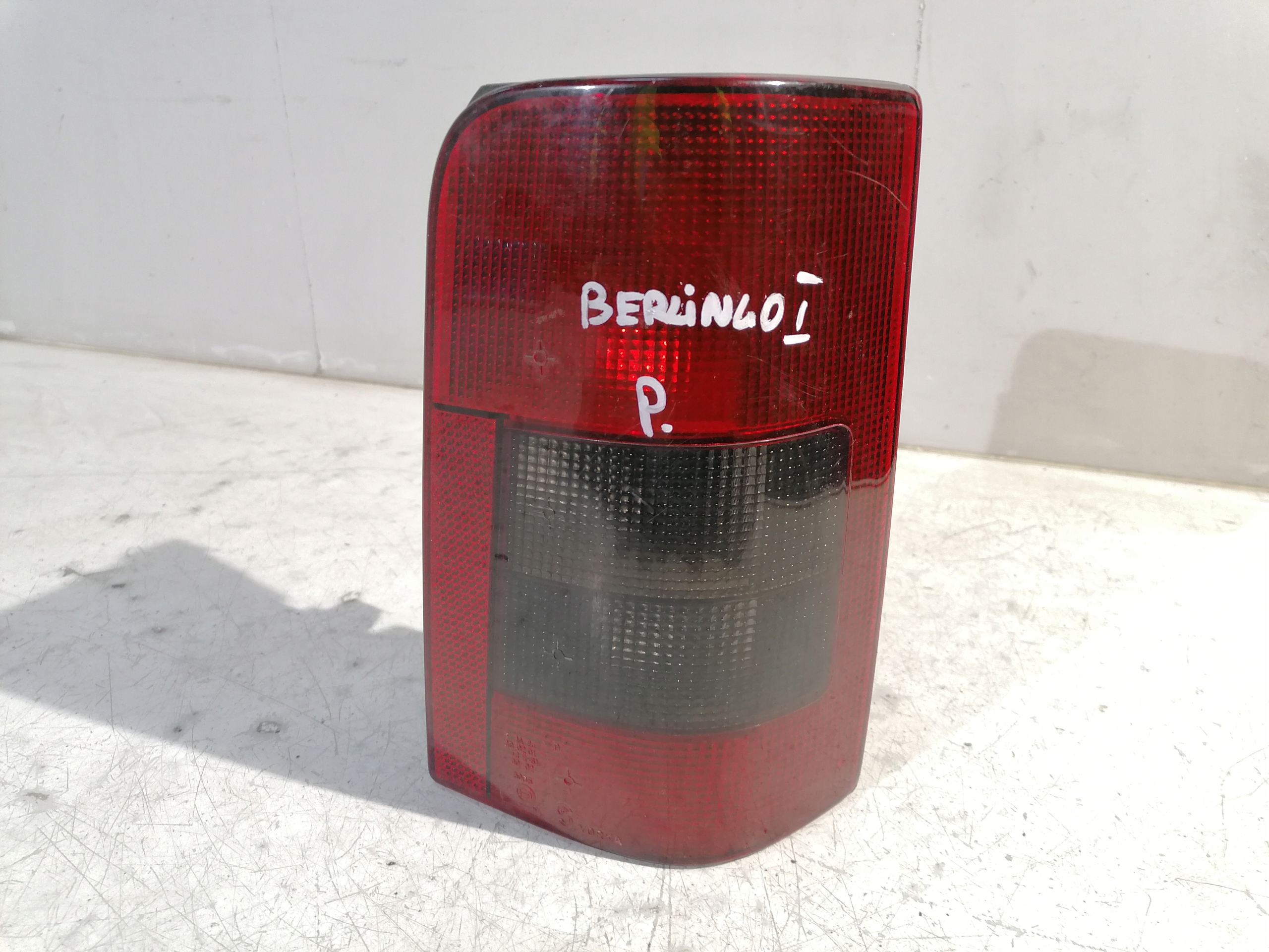 Citroen Berlingo and light right rear part rear